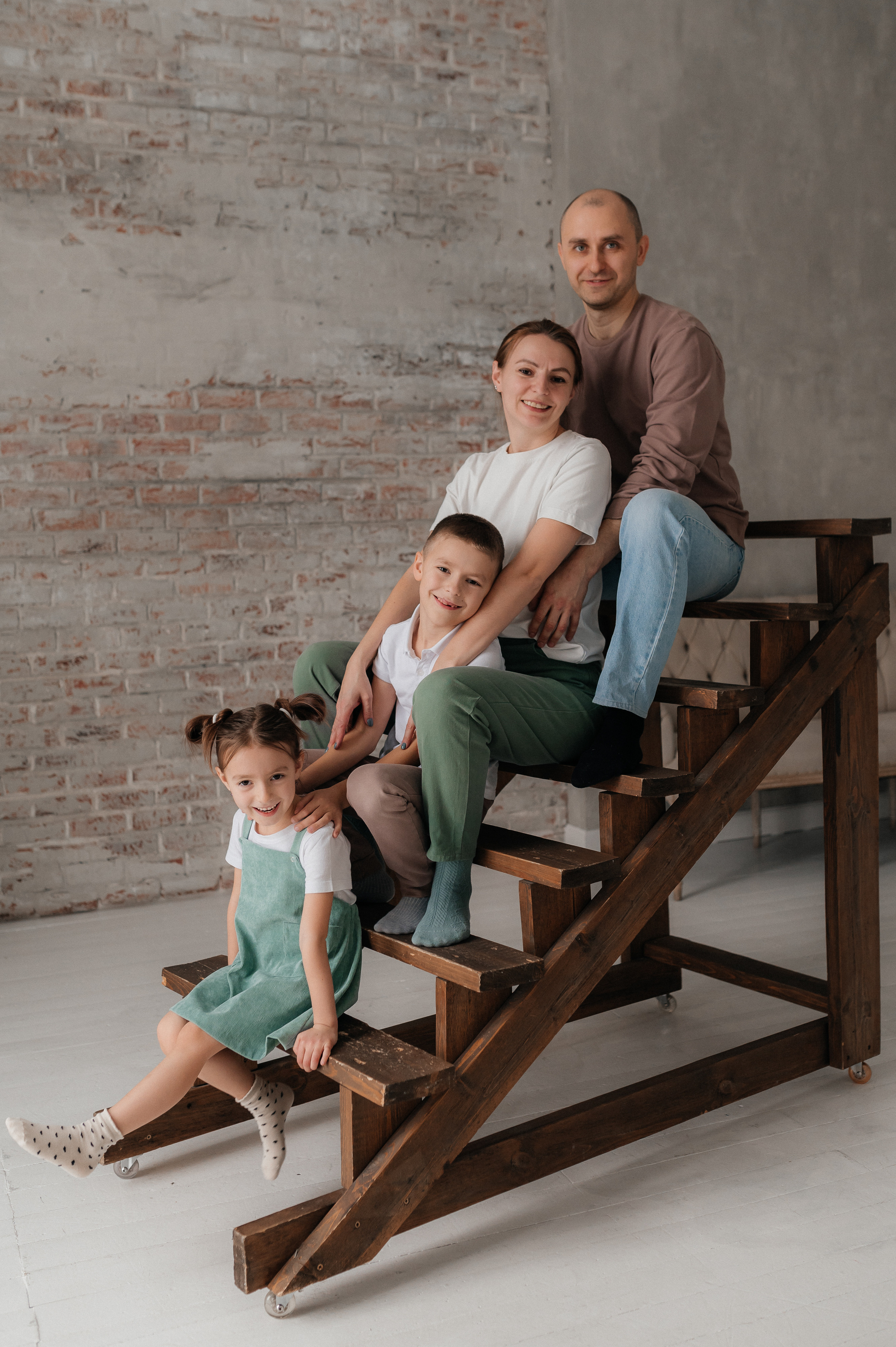 Алексей, Даша, Кирилл и Аня. Главная