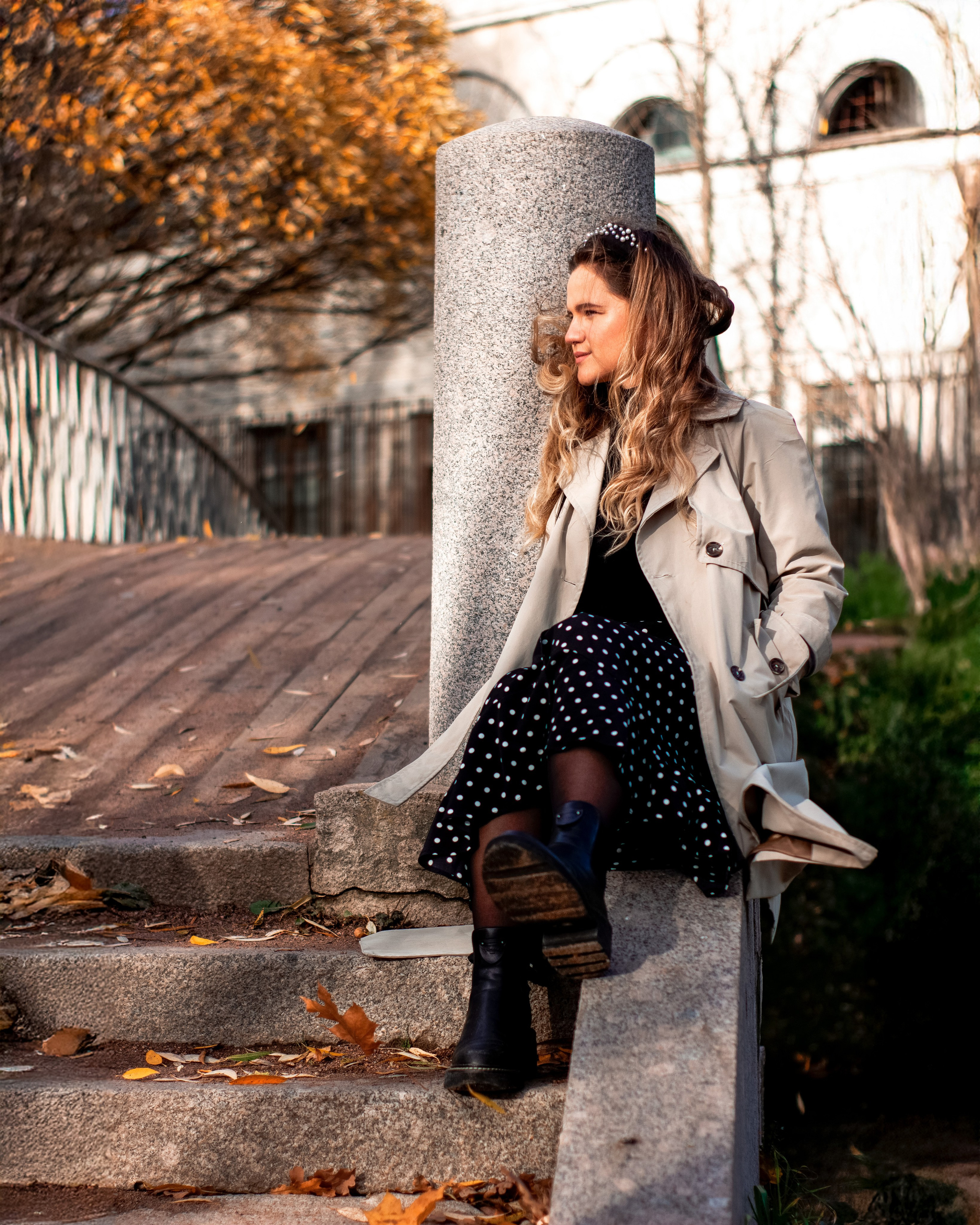Осенняя фотосессия девушки у колонны в парке, фотограф Айси Клусова, обработка Айси Клусова