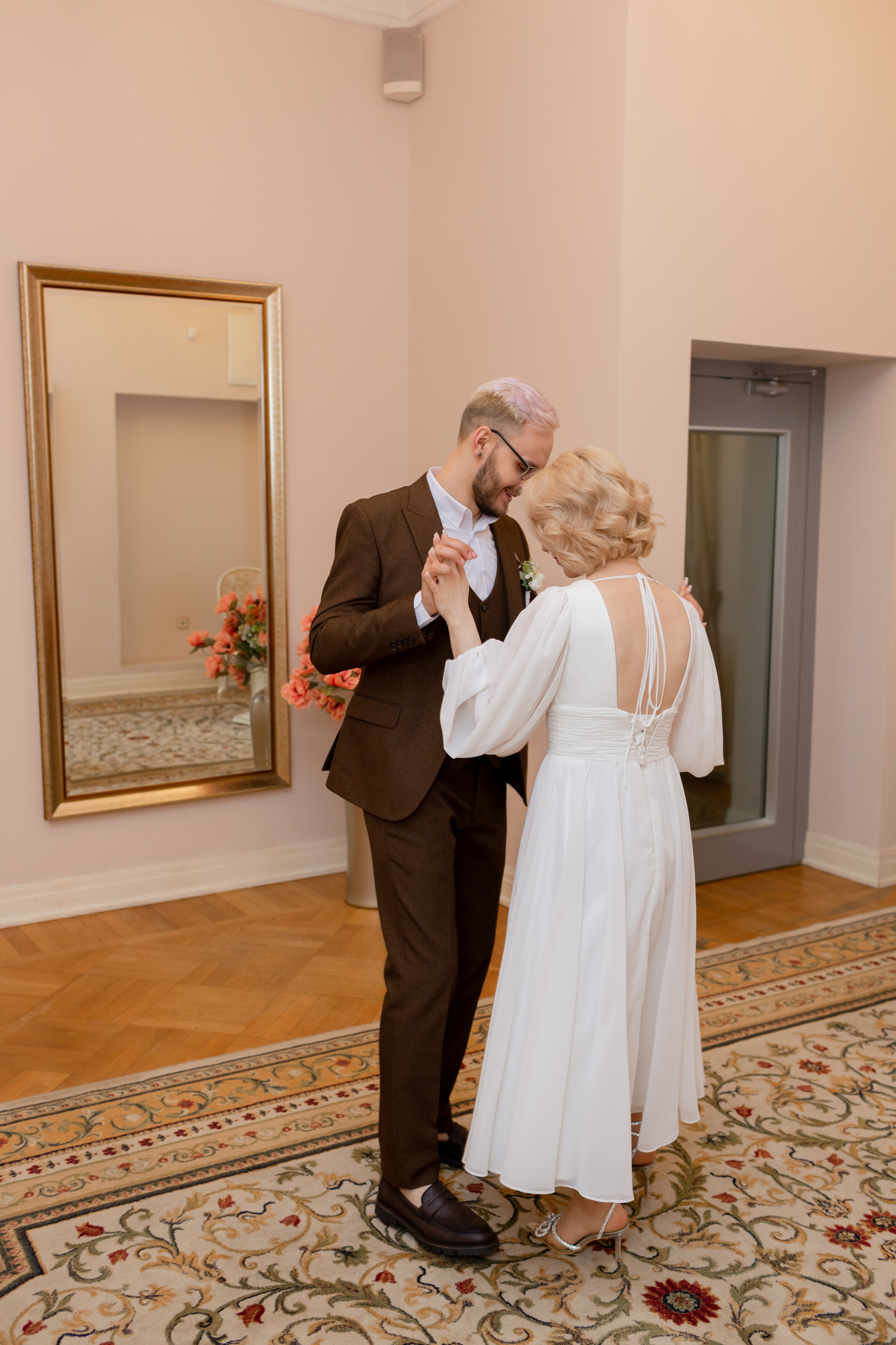 Жених и невеста перед церемонией бракосочетания в загсе Пушкина