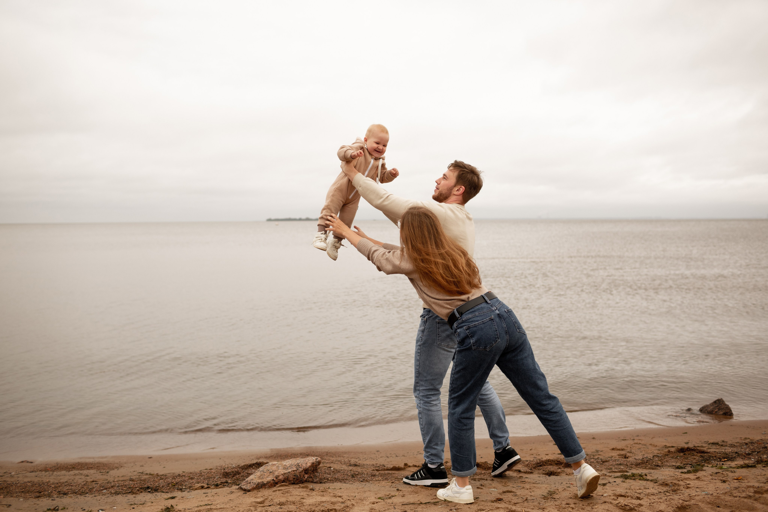 Семейная фотопрогулка на пляже. Свадебный фотограф Кирилл Белый