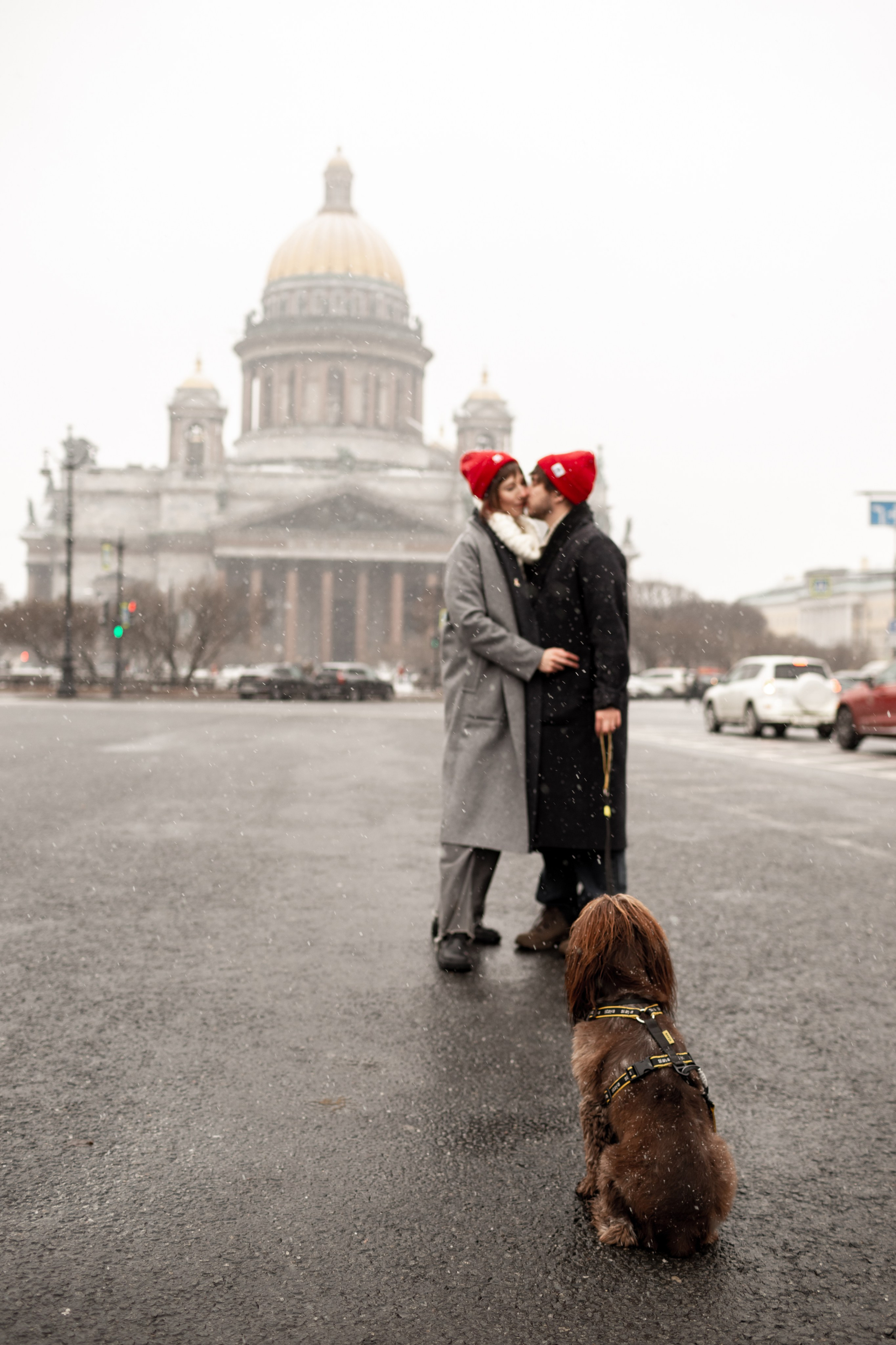 Идея для кадра: собака сидит около целующейся пары на Исаакиевской площади.