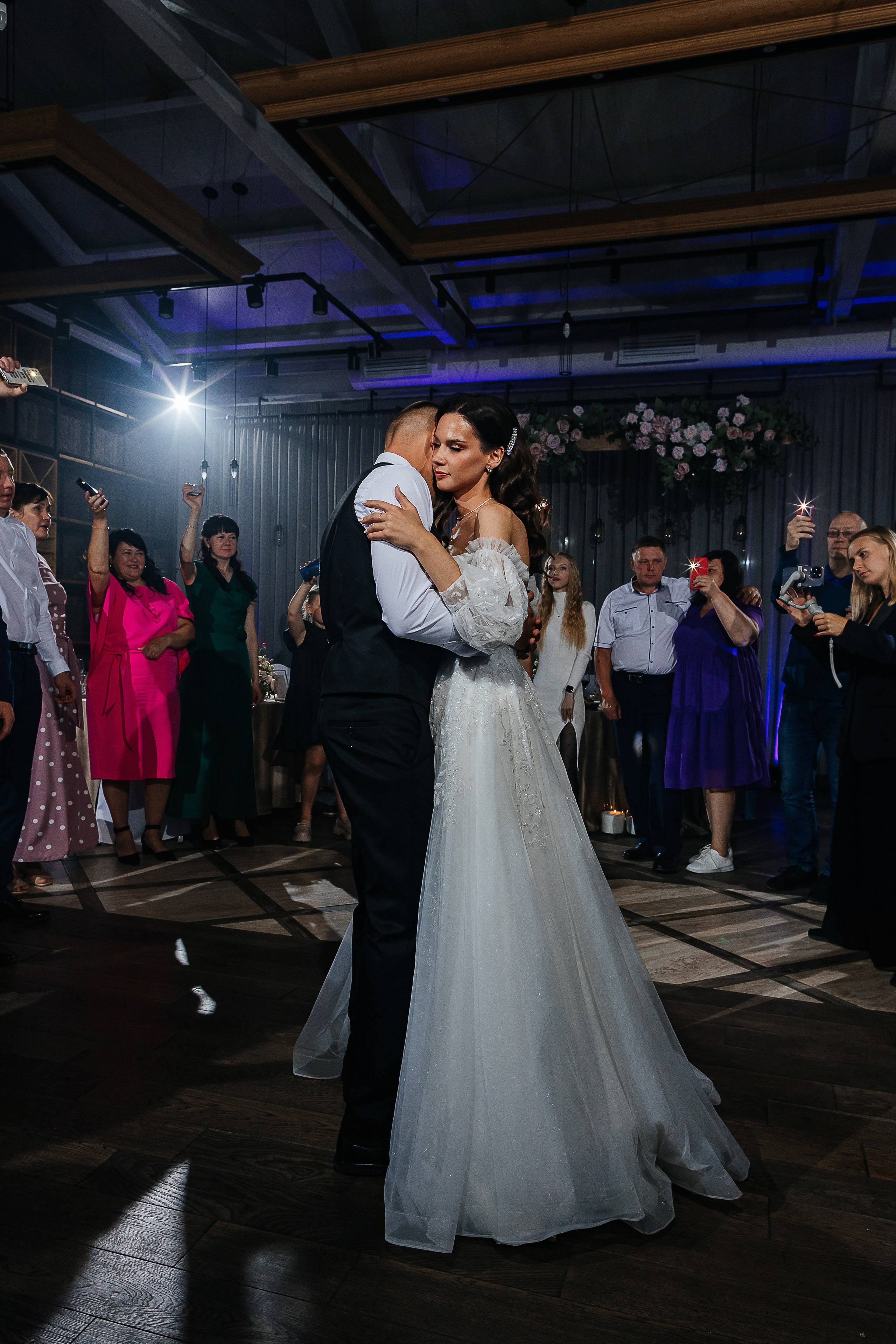 Волшебное утро невесты в номере отеля. Олег Сверчков | Свадебный фотограф Вологда