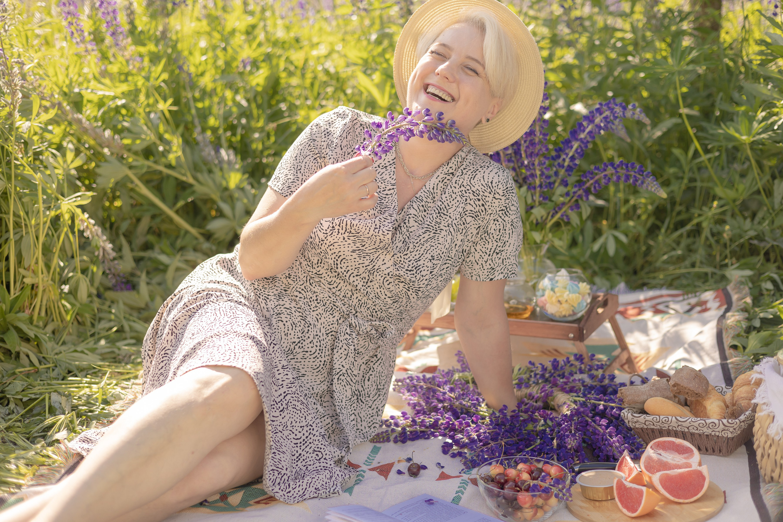 Фотосессия в поле с люпинами