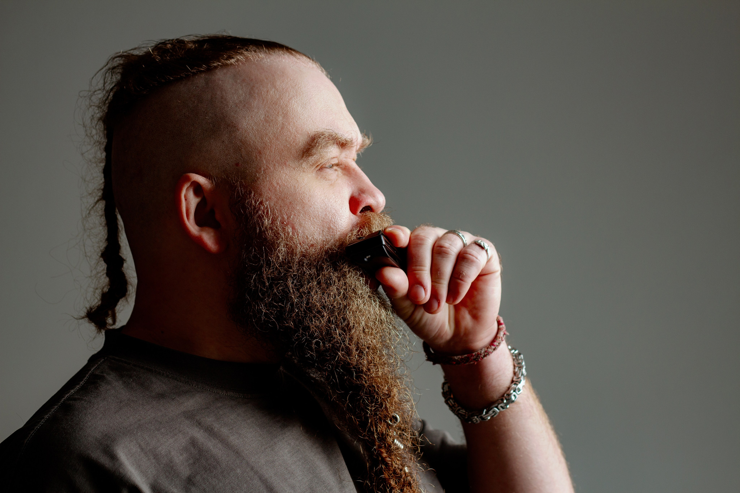 Борис Плотников. Губная гармоника. Мужской портрет, фотосессия для музыканта. Фотограф в Екатеринбурге Пойгина Елена