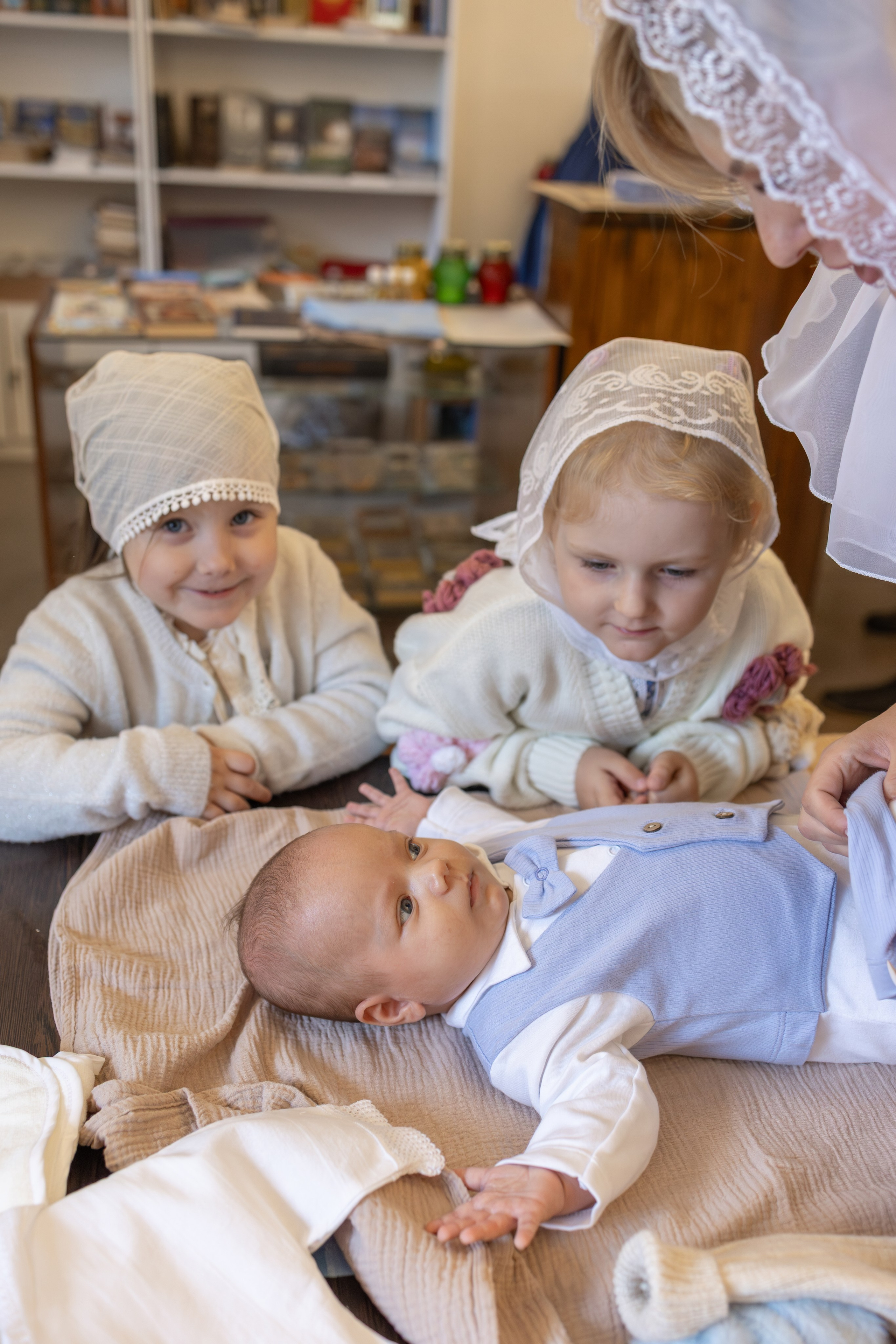 Таинство Крещения Степана в храме Воскресения Христова, с. Трубино (Калужская обл.). Надежда Стар семейный и церковный фотограф в Жукове и Калужской области