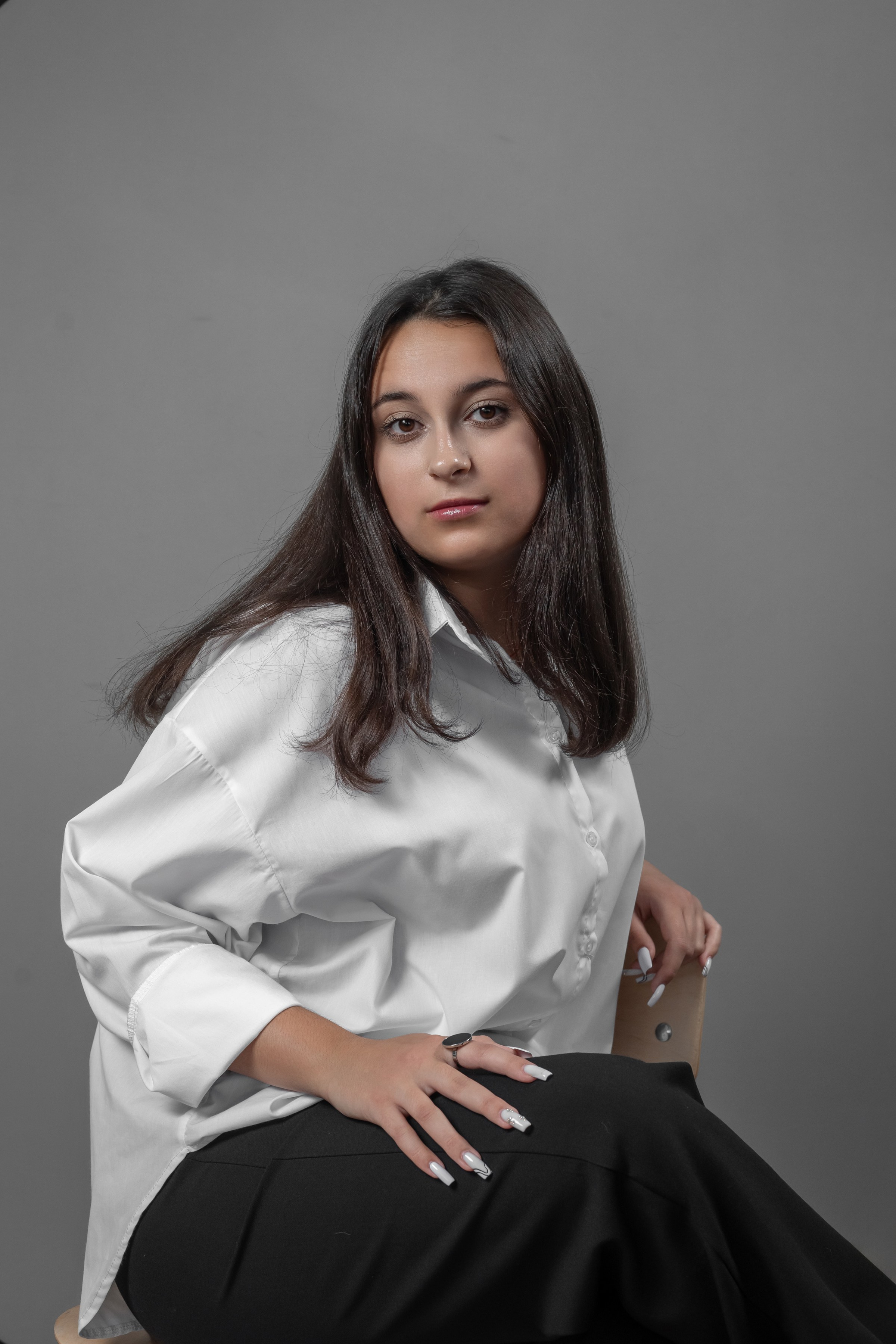 Портреты на сером  фоне. Ольга Плаксина фотограф в Саратове