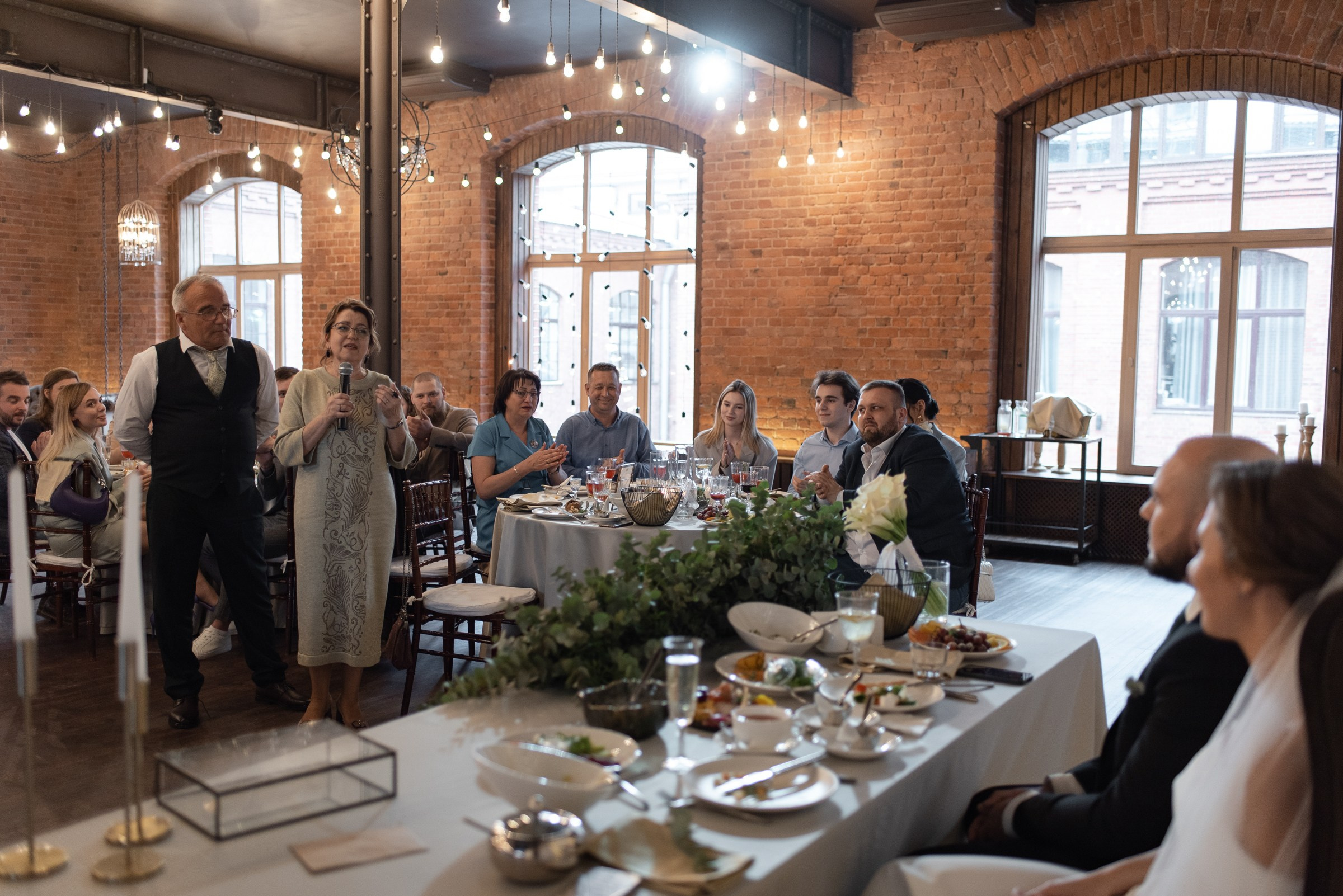 свадебный банкет в весеннем лофте