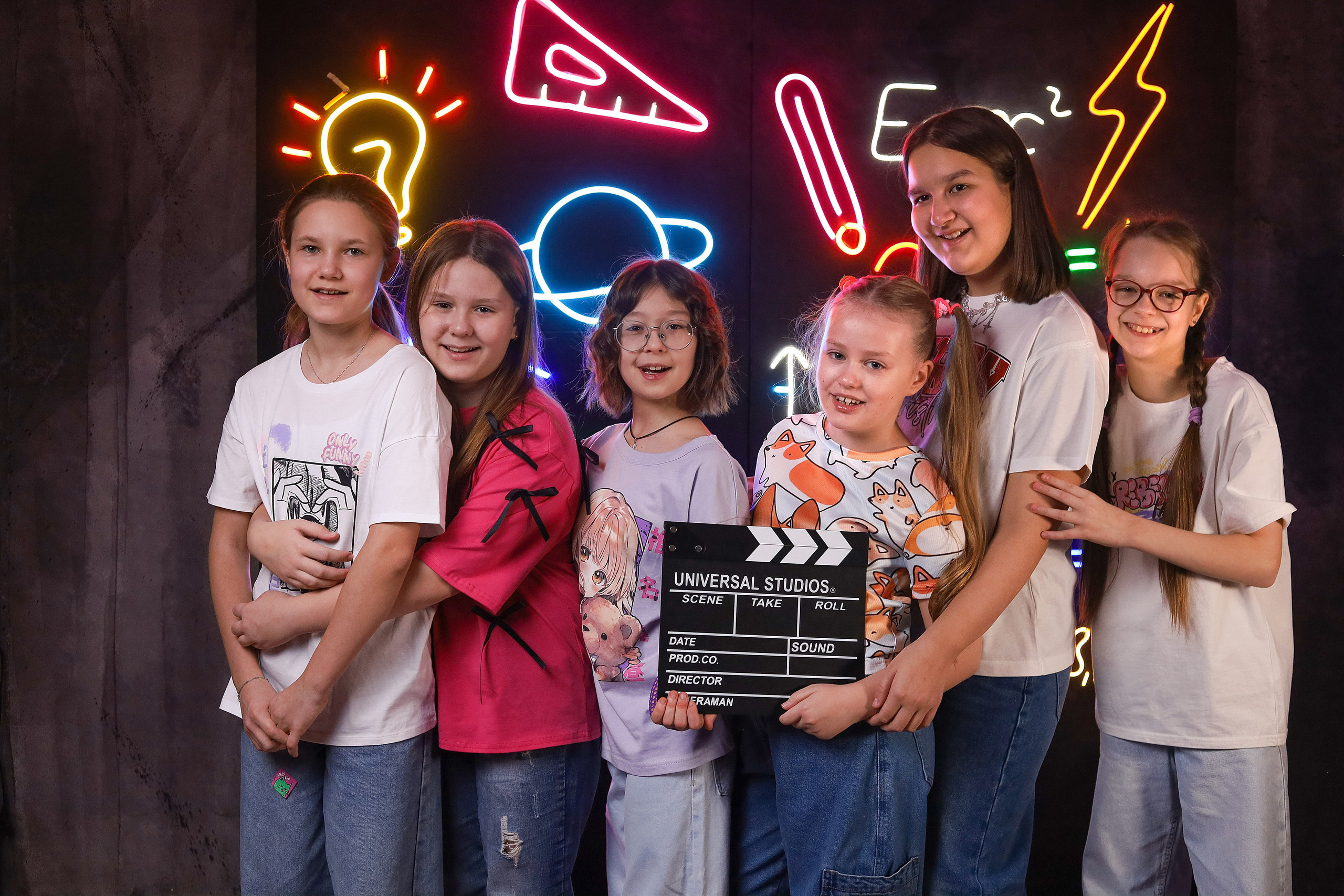 Выпускной альбом "Неон". Выпускные альбомы в Тюмени для школ, садов, вузов спортивных секций