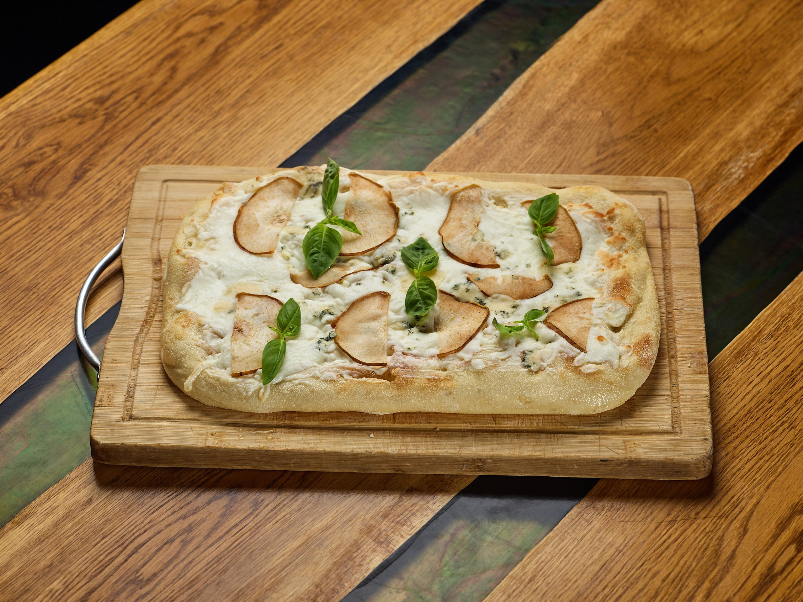 Фудфото пиццы в интерьере ресторана в Москве