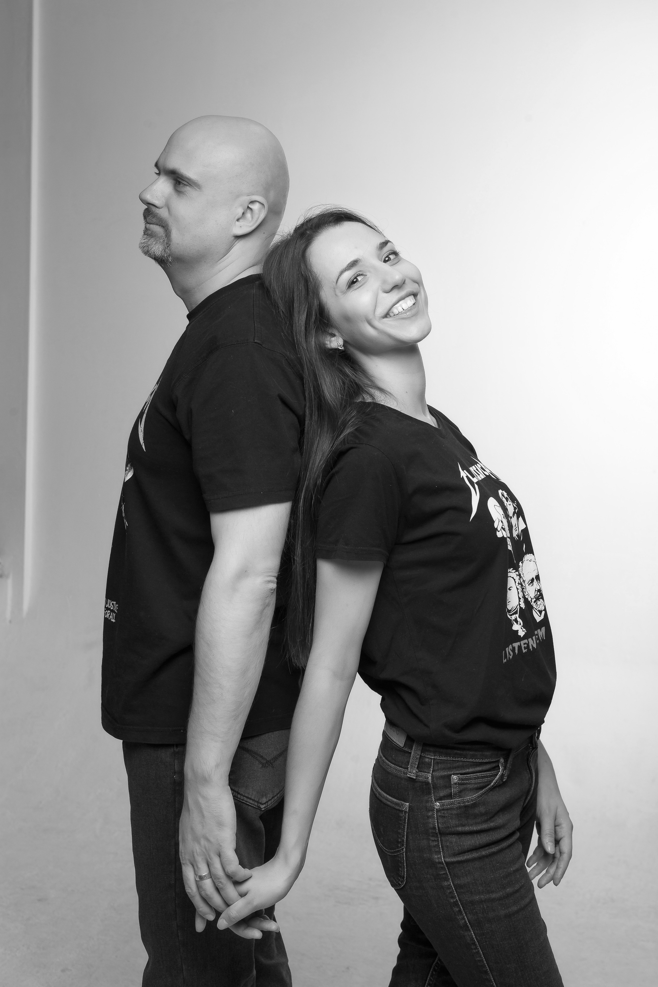 Фотосессия в студии для пары, черно-белая фотография, белый фон, чб, профессиональная фотосессия, студиная фотосессия, фотограф в москве, лавстори, семеная фотосессия, минимализм.