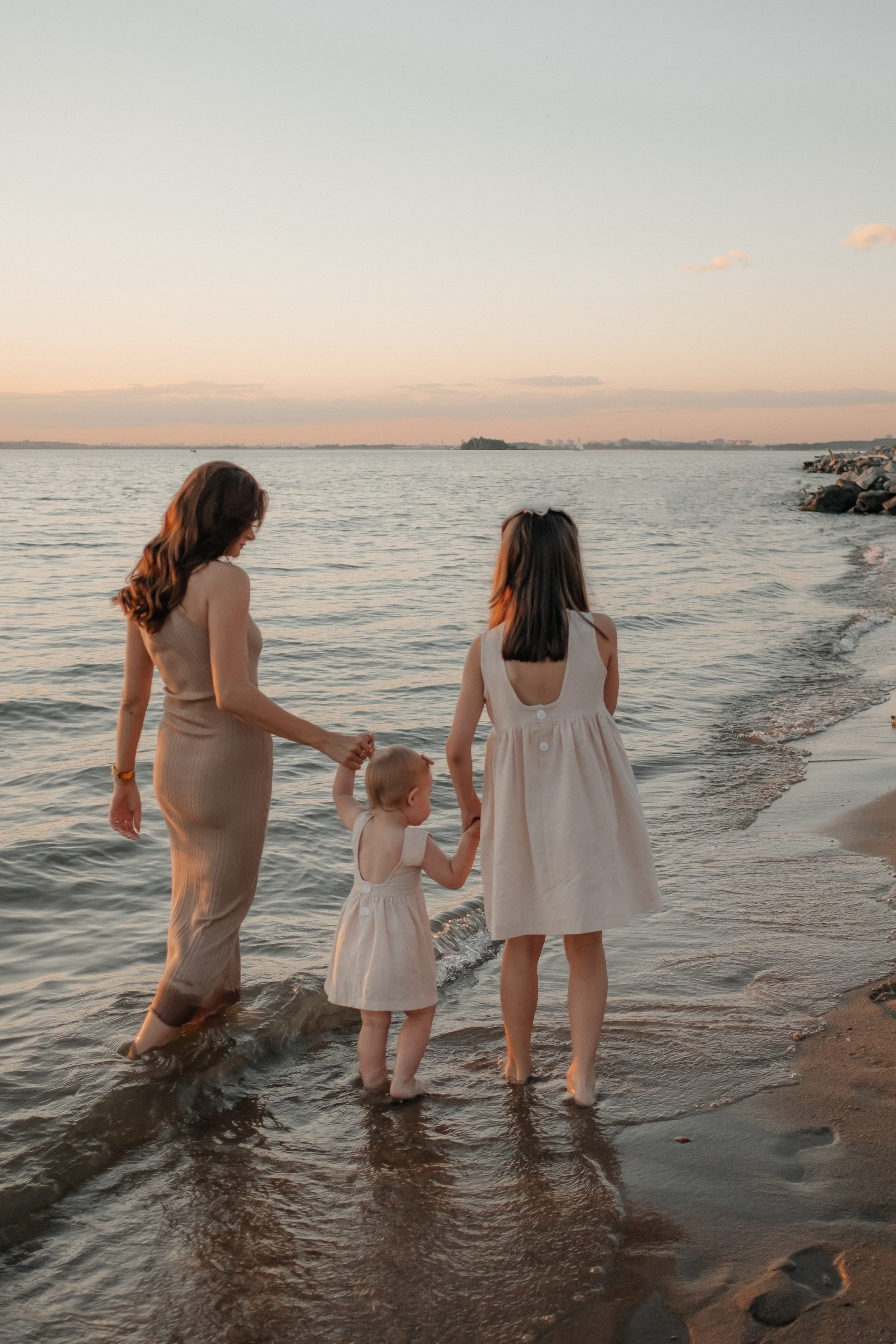 Катя с дочками на берегу. Фотограф в Новосибирске Диана Ильиных