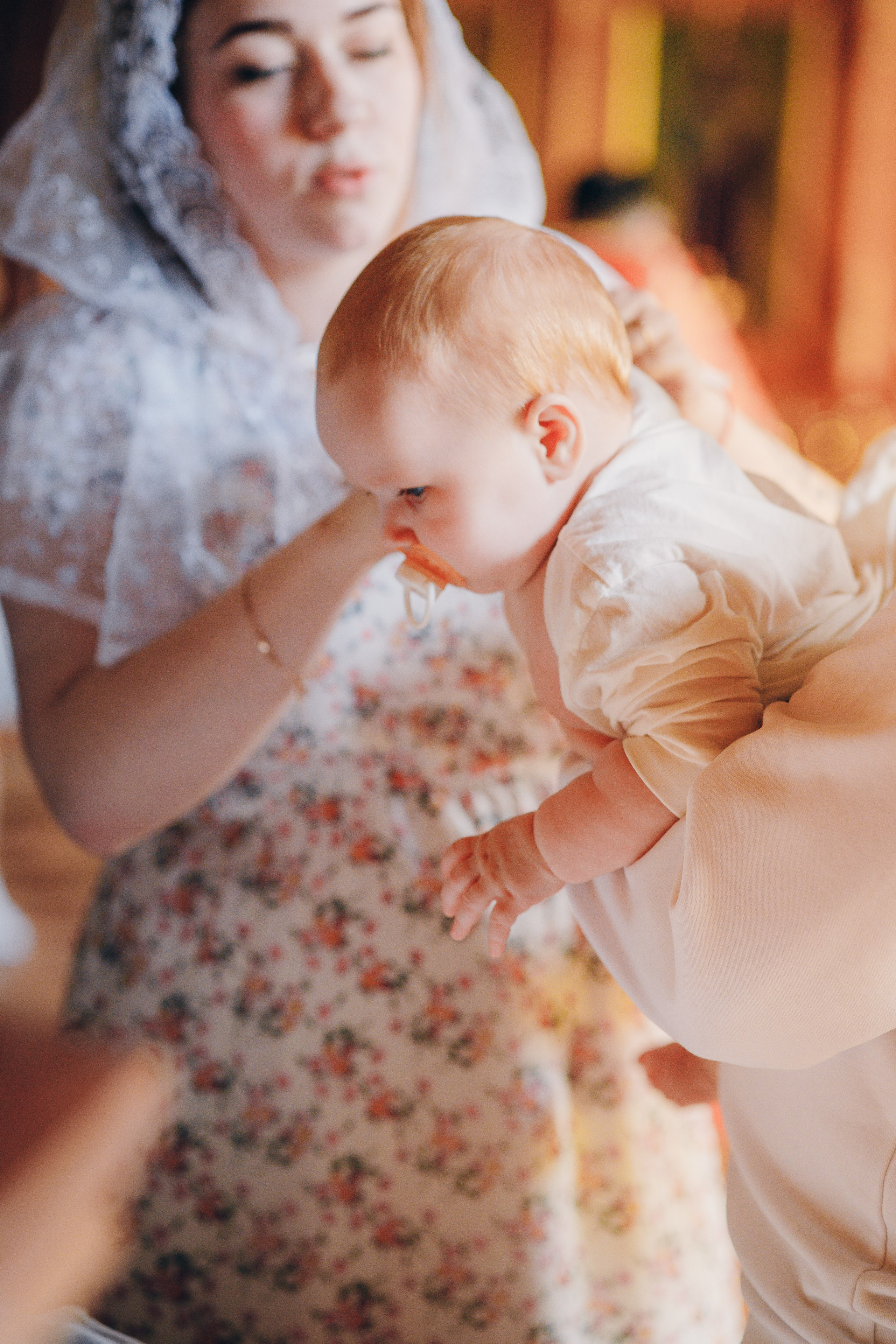 Зимняя съемка ребенка в церкви. Выпускные альбомы в Серпухове