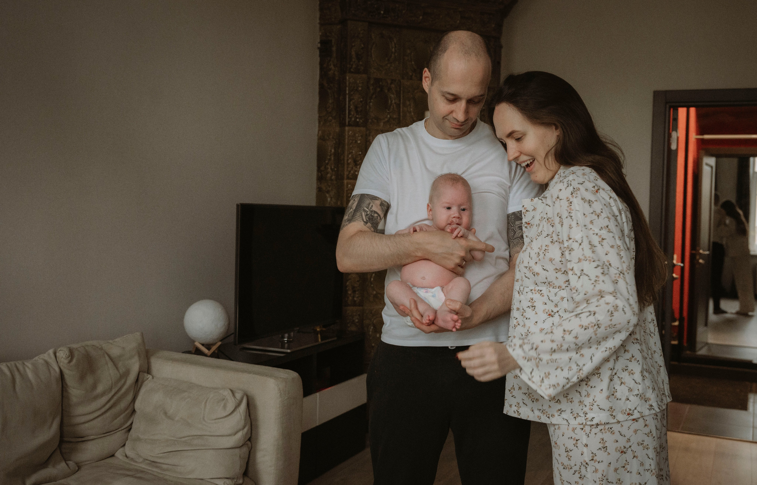 Семейная домашняя фотосессия. Профессиональный фотограф беременности в СПБ. Стильные фотосессии беременности в стиле минимализм и классическая фотография