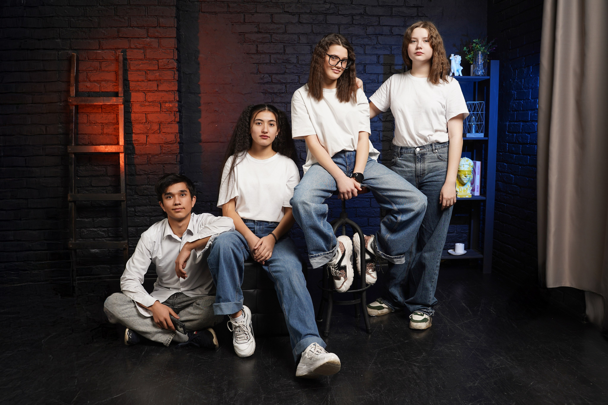 Выпускные альбомы для старшеклассников в Красноярске от AlbomKras 🎓✨. AlbomKras -выпускные альбомы Красноярска с авторским дизайном и качественной фотосъемкой! ⭐⭐⭐⭐⭐ 5.0