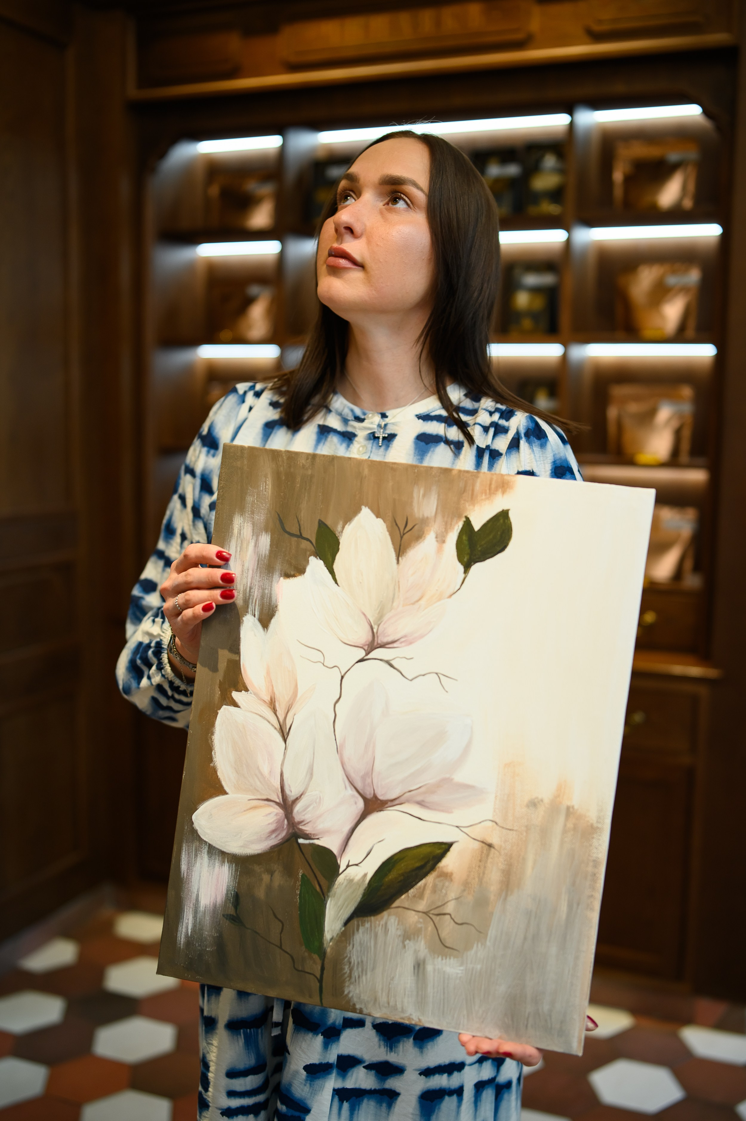 Репортажный портрет участницы мастер-класса с картиной, фотограф Алексей Клейменов Казань.