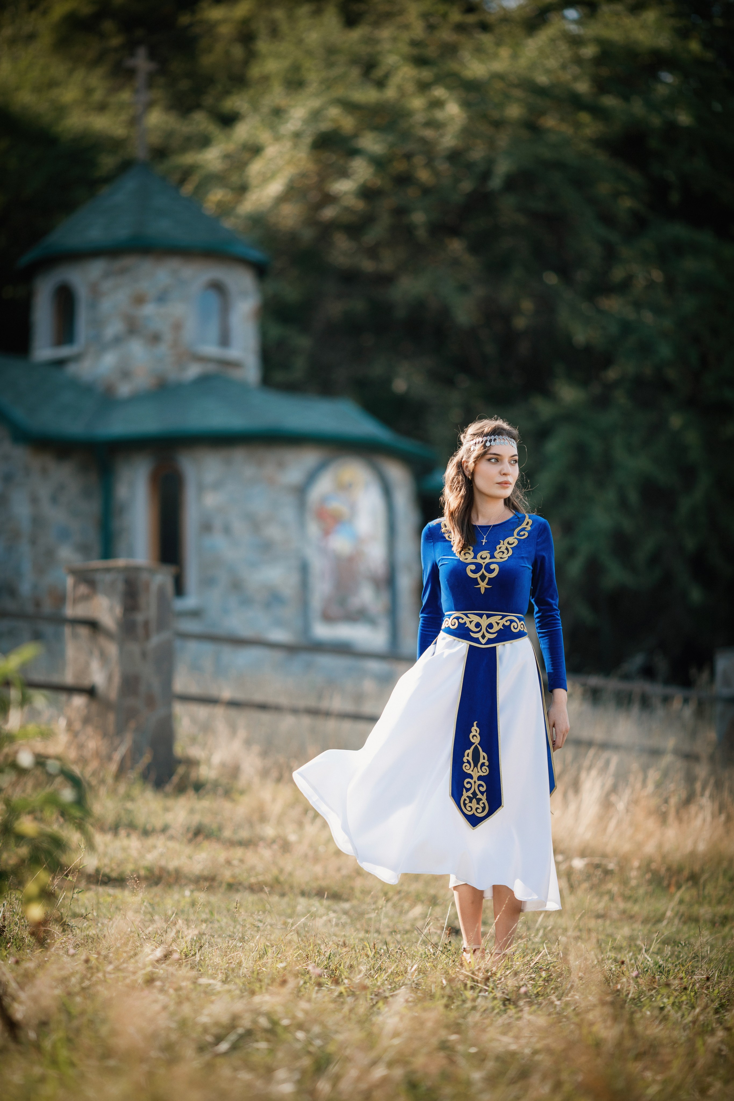 Индивидуальная фотосессия в горах, в армянском национальном платье. Фотограф во Владикавказе Юрий Геворгизов