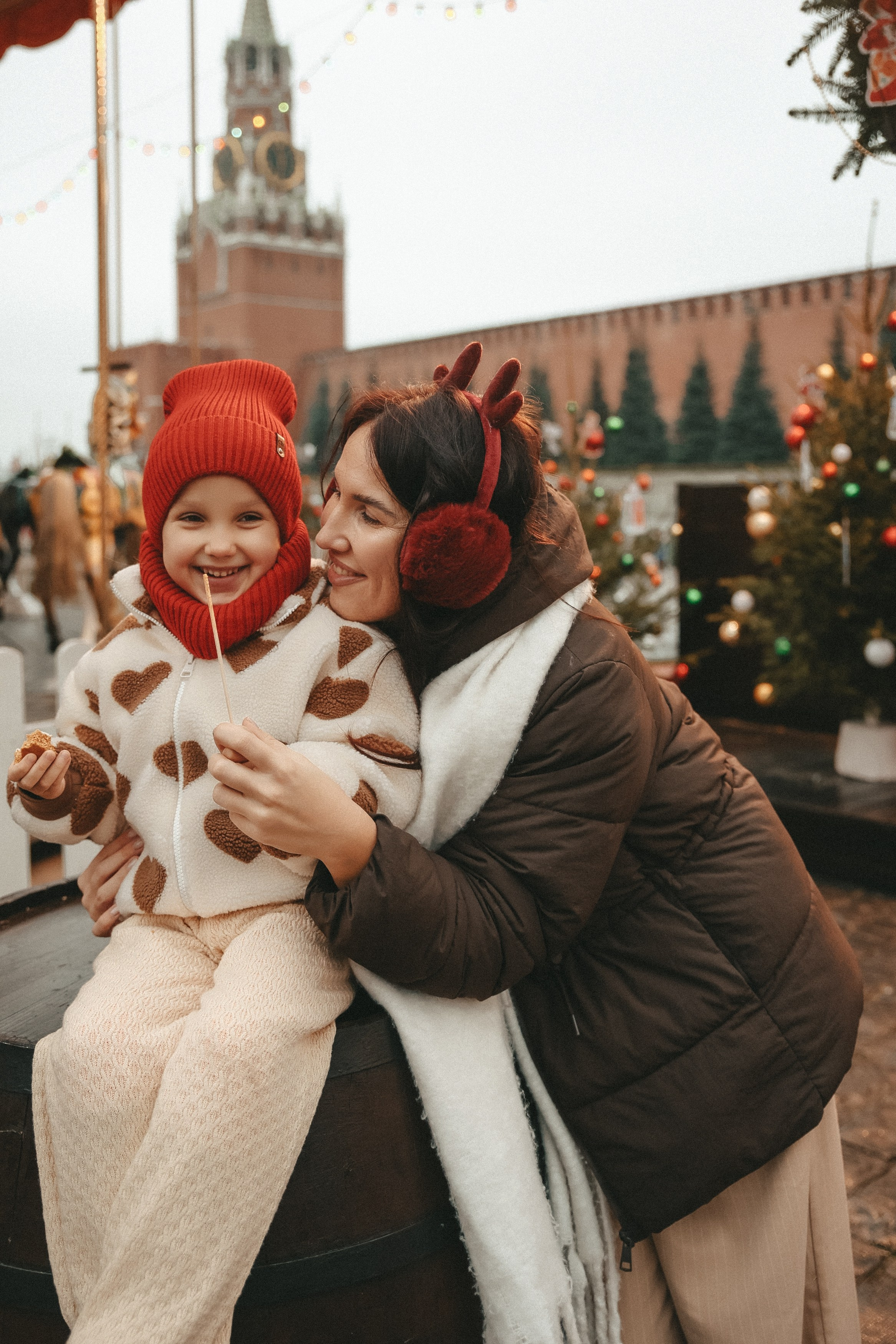 Новогодняя фотосессия на Гум ярмарка мама и дочка. Фотограф Владимир Москва
