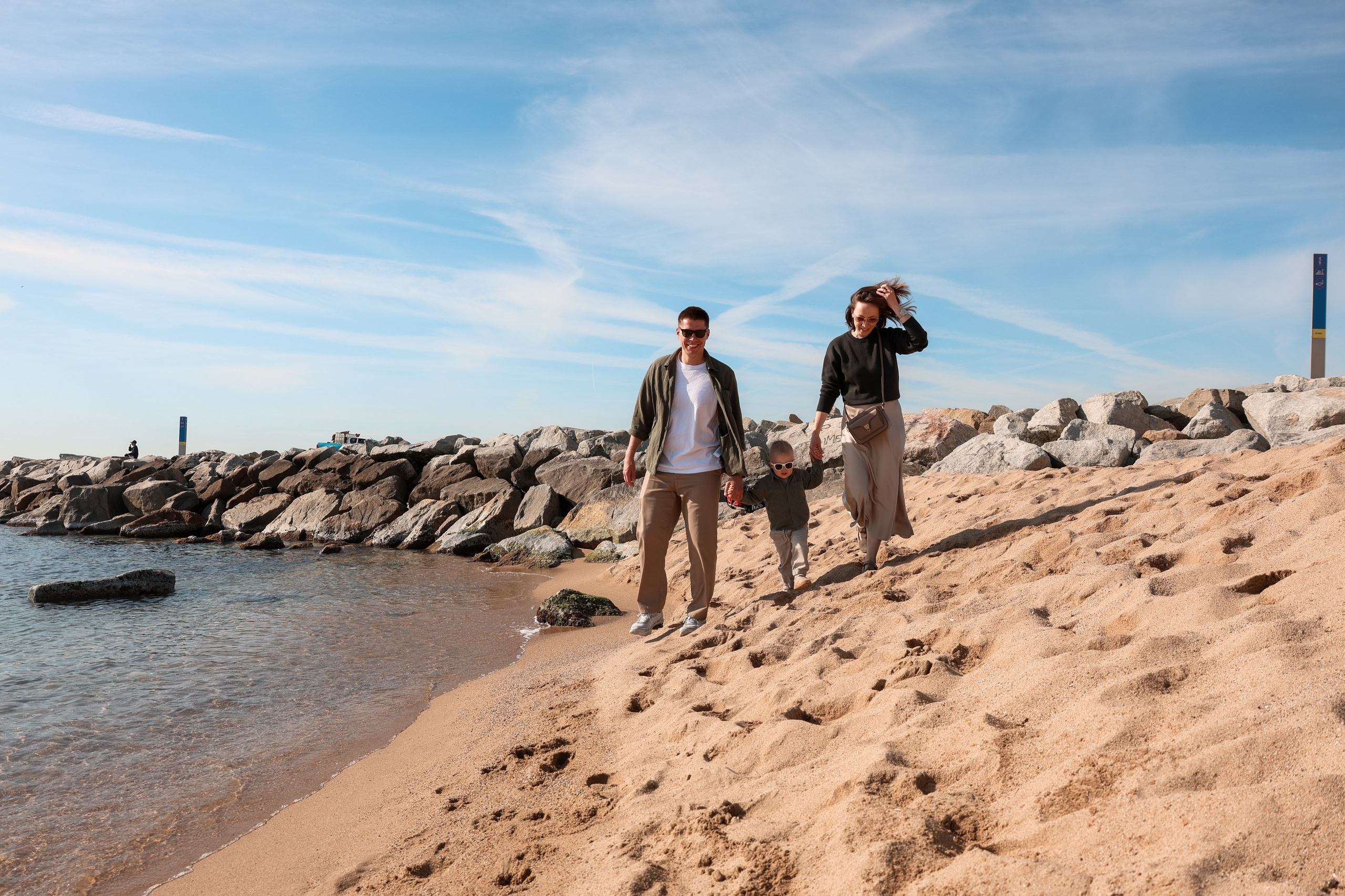 Seashore with a toddler. Natalia Zhuravleva|family, newborn, maternity photographer in Barcelona