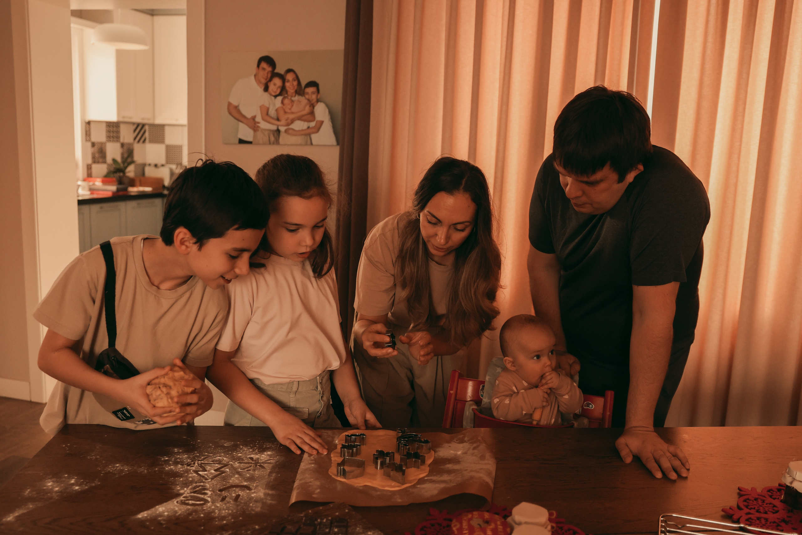 Новогоднее печенье всей семьей. Ваш семейный newborn и lifestyle фотограф в СПБ Наталья Журавлева