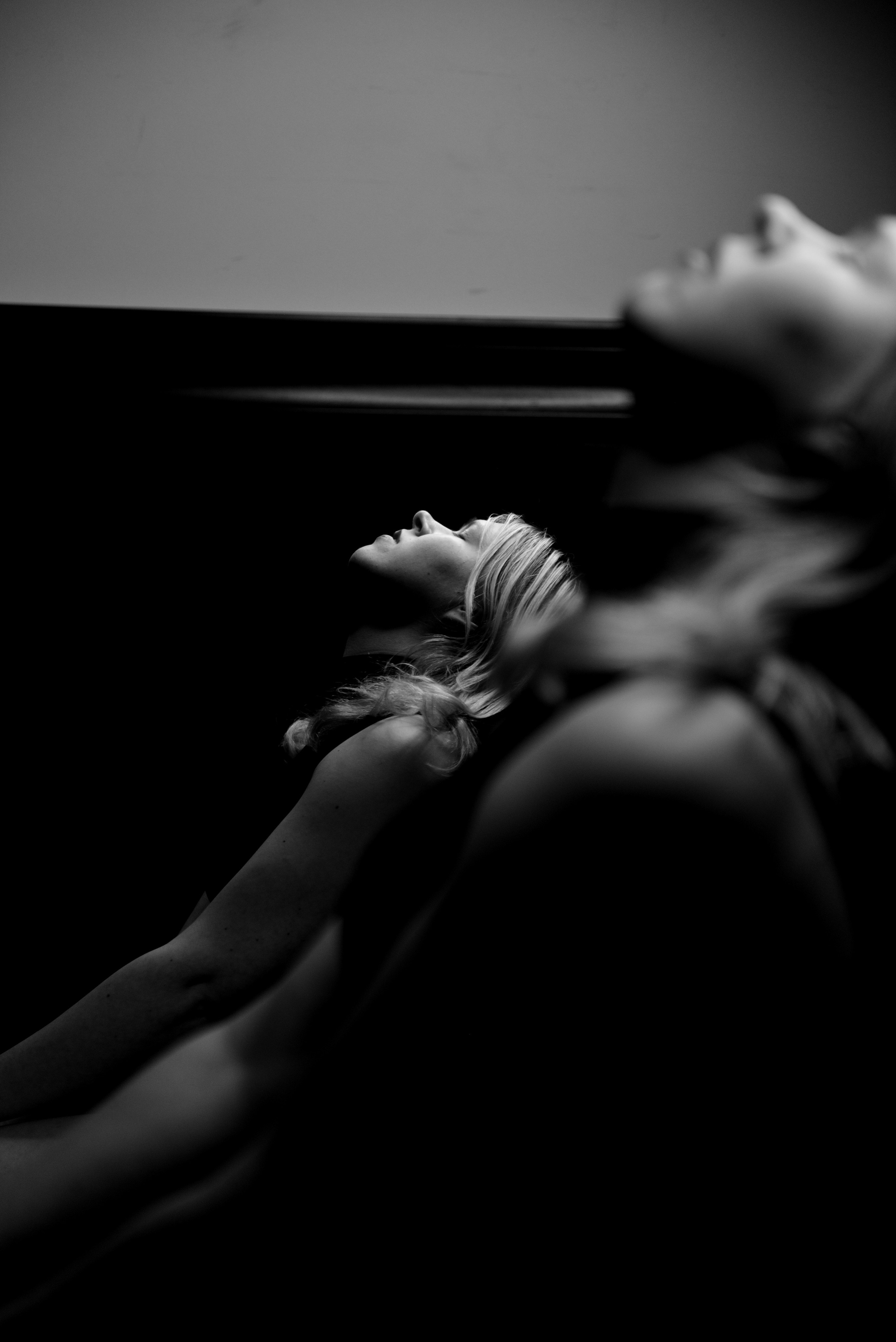 Как красиво сфотографировать девушку, когда на закинула голову?