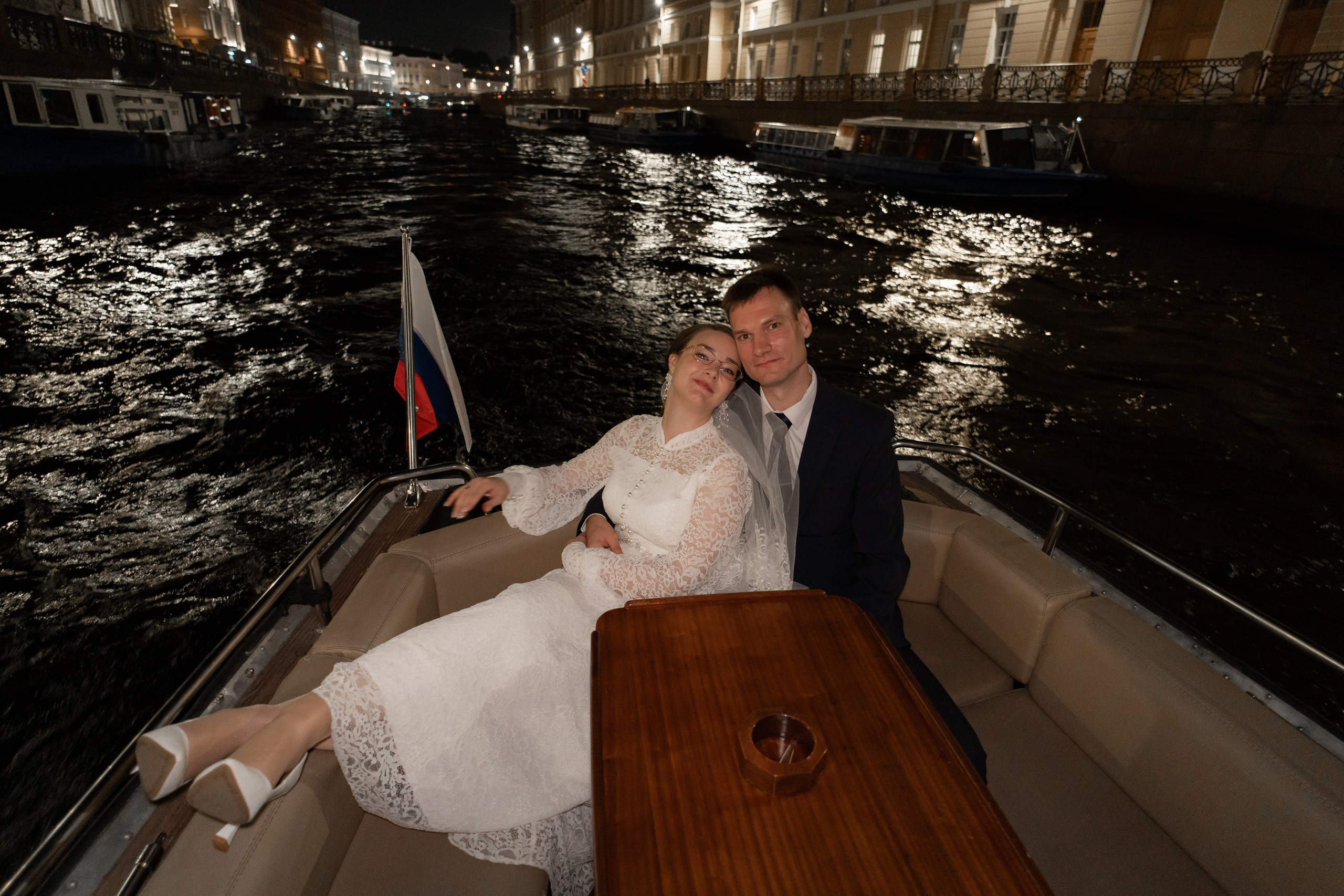 Развод мостов белые ночи в Санкт-Петербурге жених с невестой на кораблике