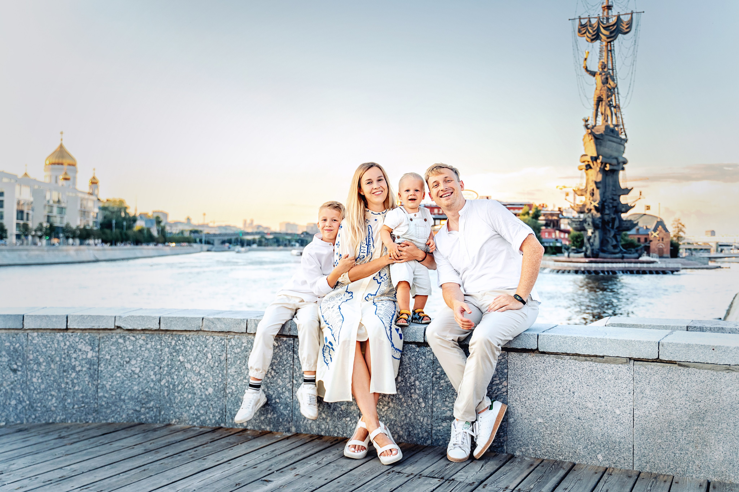 Семейная прогулка в парке Музеон на закате. Фотограф \ Видеограф на Крещение, Венчание Москва| Семейные съемки