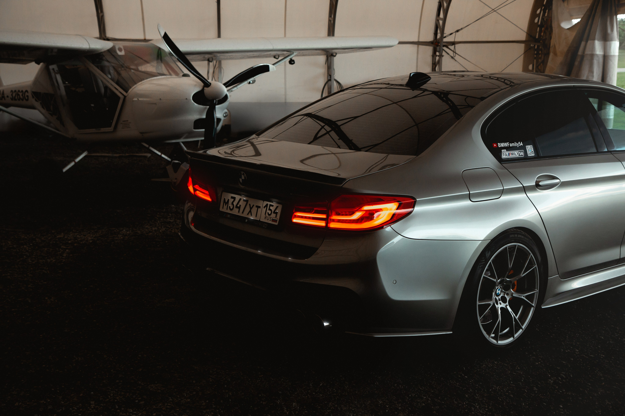 BMW M5 with plane. Автомобильный фотограф и видеограф в Новосибирске|Александра Косухина