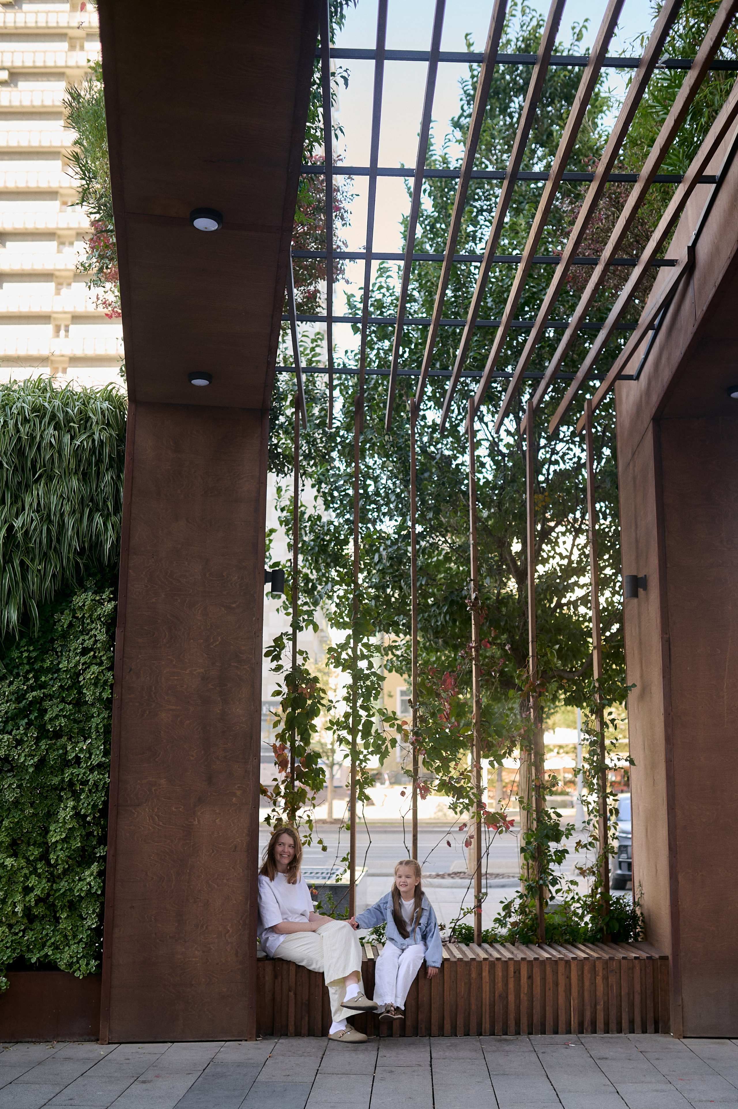 Катя и Ника. Прогулка по Новому Арбату. Семейный и свадебный lifestyle-фотограф в Москве Мария Петрова