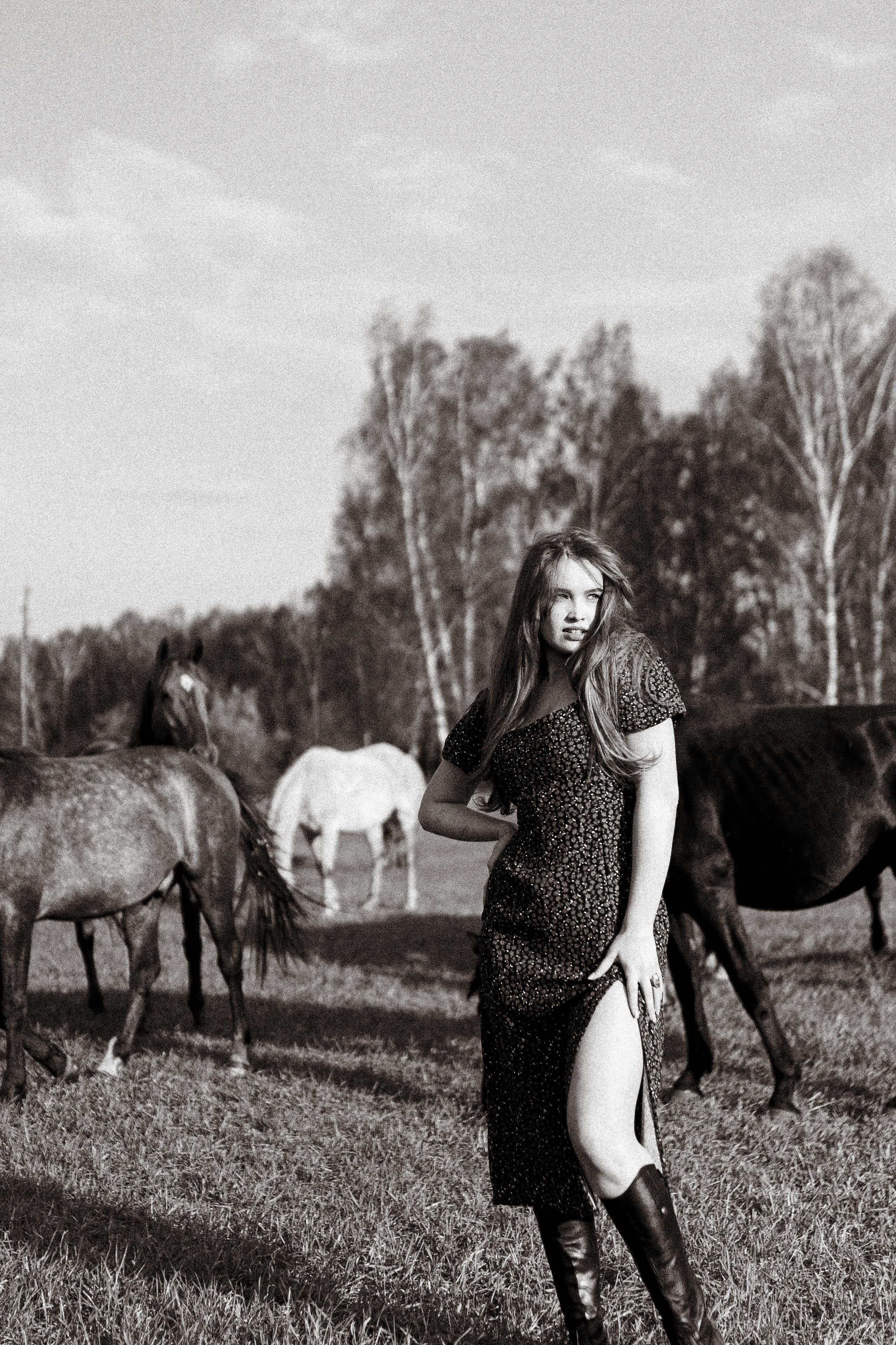 Екатерина в табуне. Фотосессии с лошадьми в Москве, Новосибирске