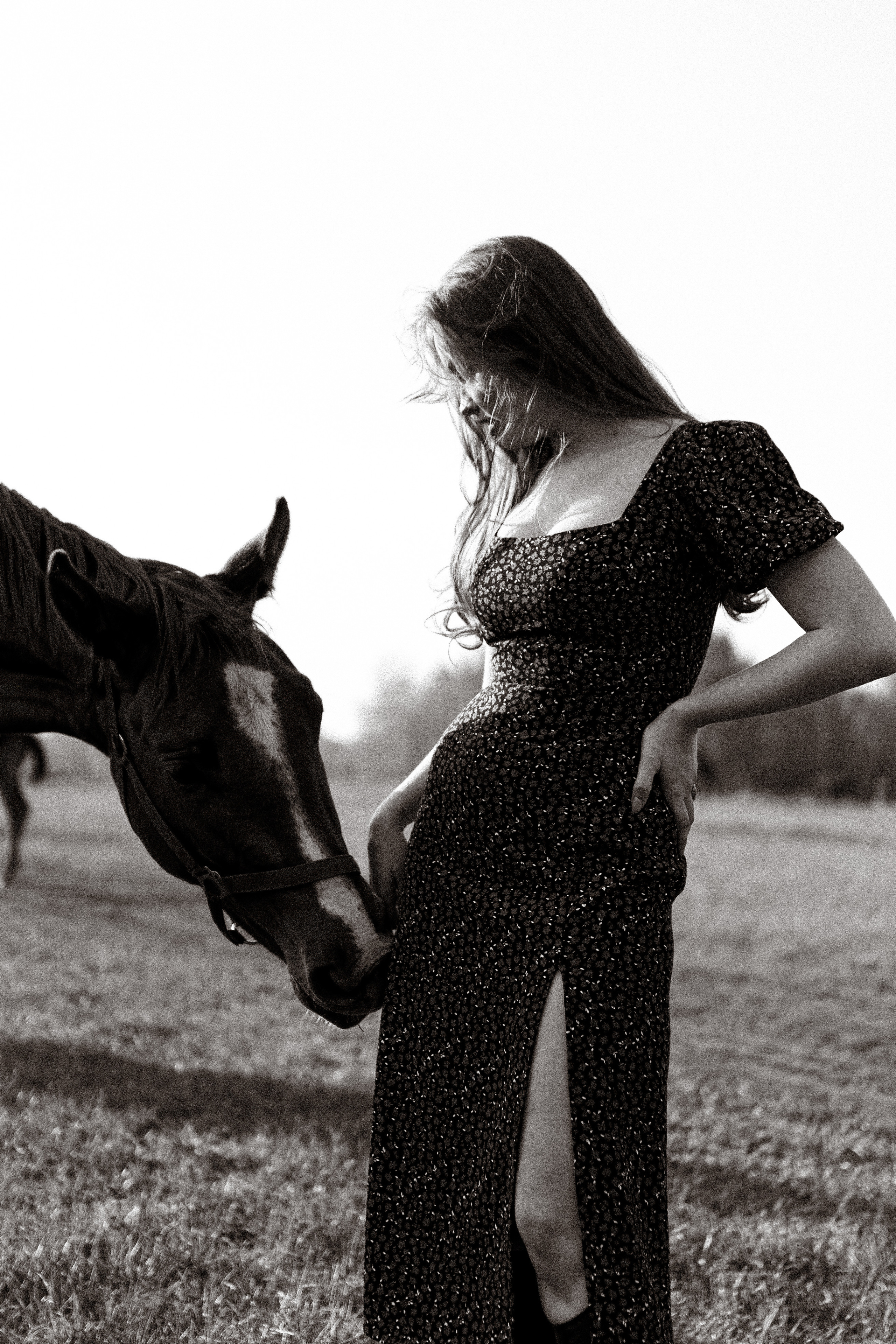 Екатерина в табуне. Фотосессии с лошадьми в Москве, Новосибирске