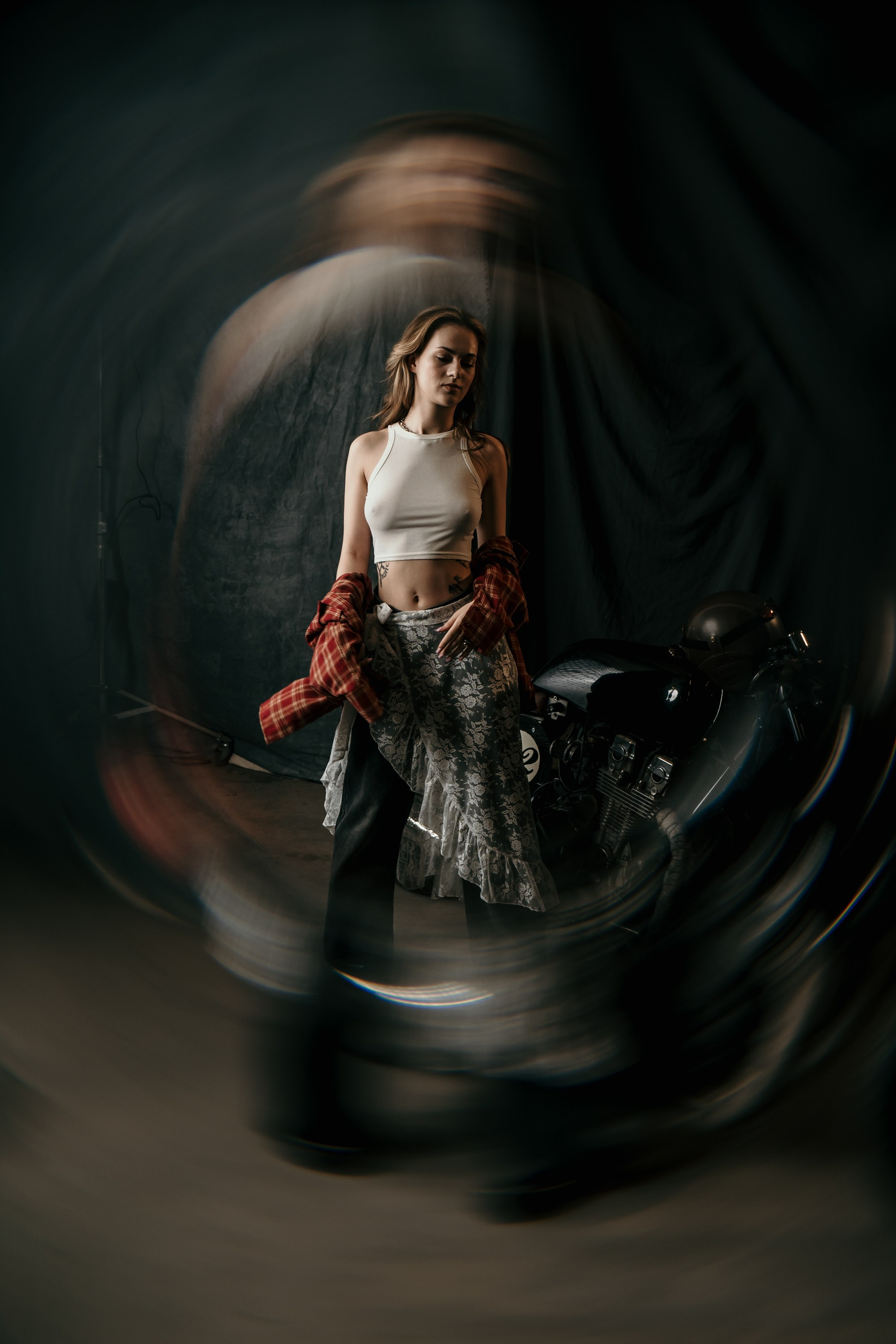 Фотосессия с мотоциклом в студии в Санкт-Петербурге. Свадебный, семейный, портретный, репортажный фотограф в Санкт-Петербурге