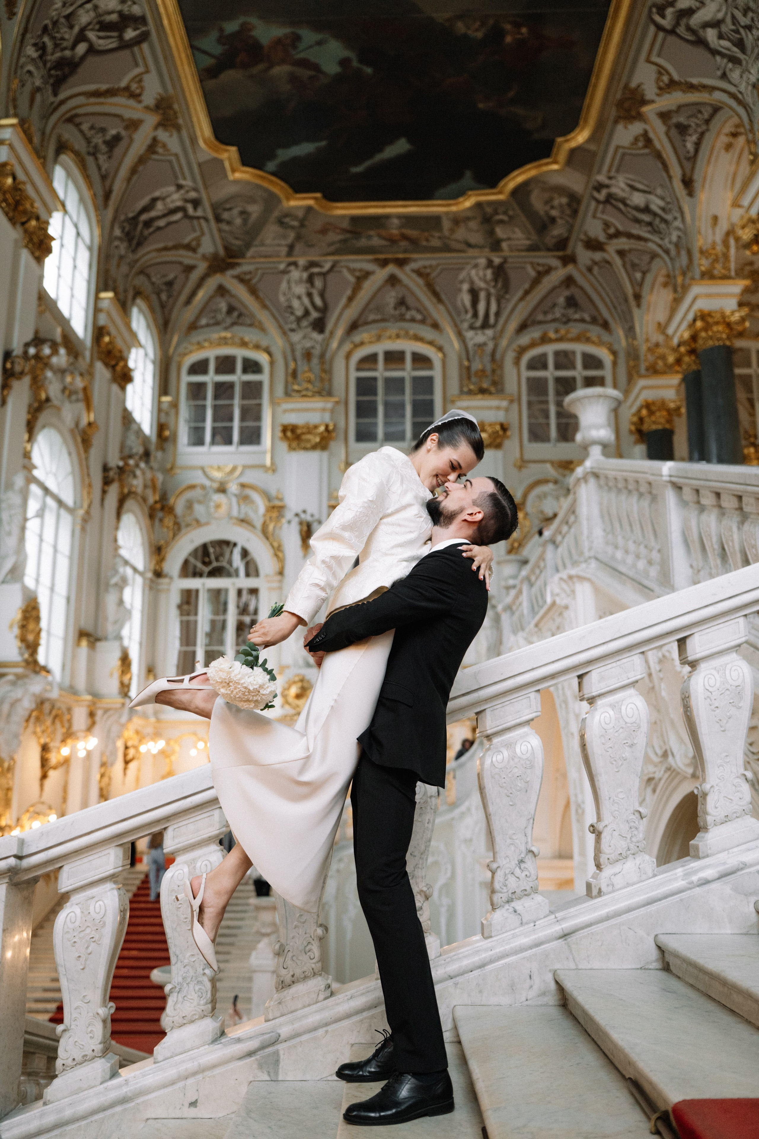 Свадебная фотосессия в Апреле в Петербурге. Свадебный фотограф Александр Невский в Санкт-Петербурге