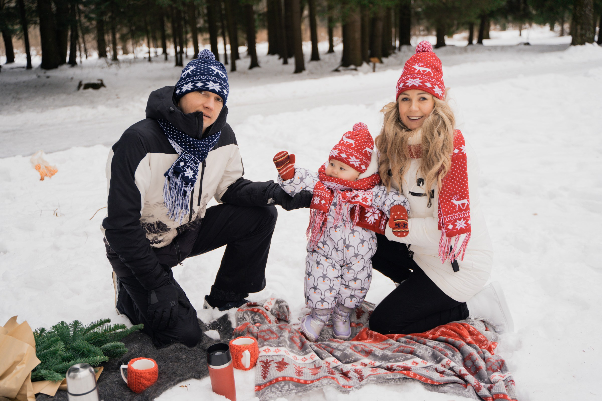 Зимой в лесу семейная съемка. Семейный видеограф и фотограф Соснина Марина
