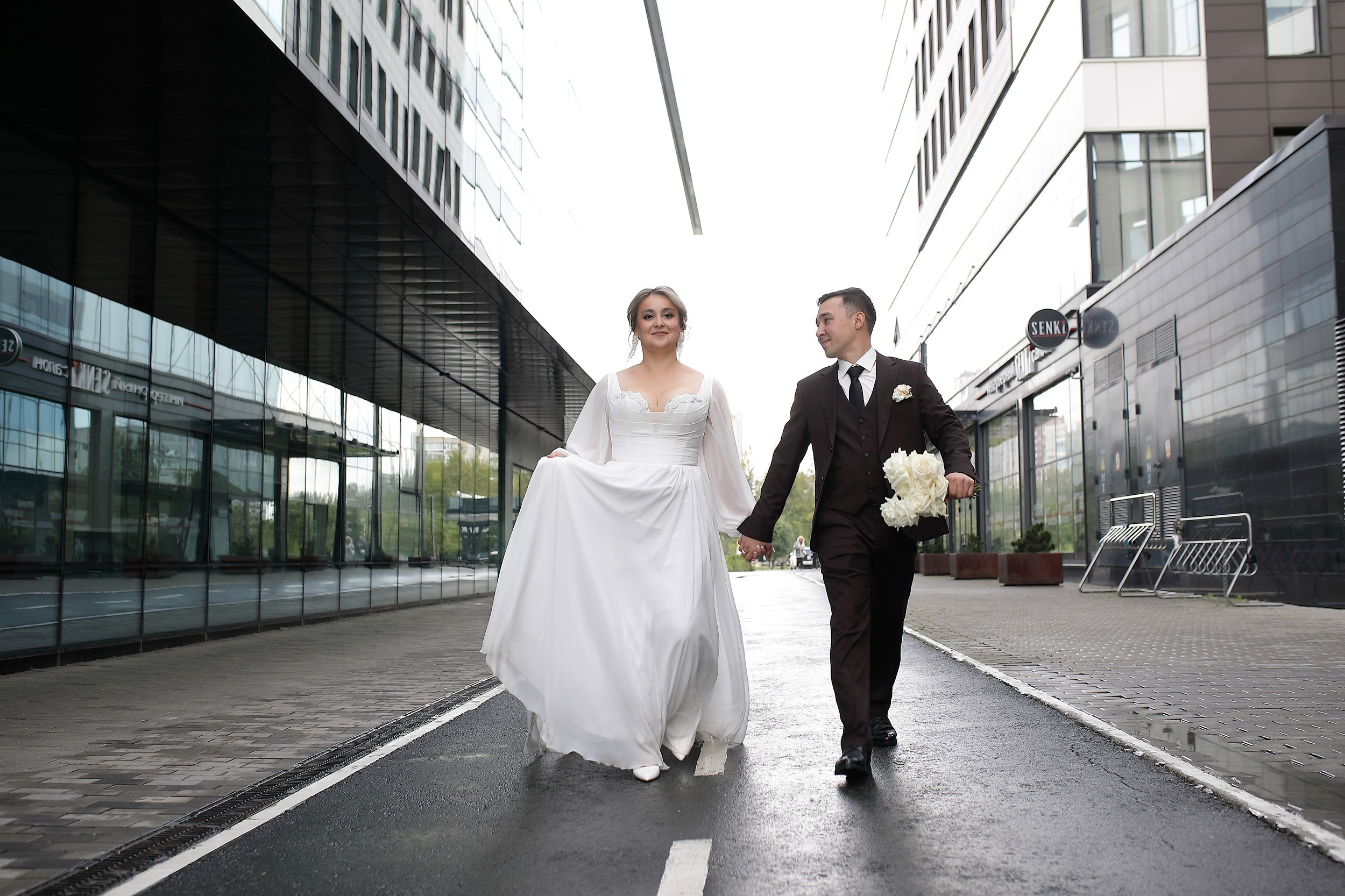 свадебная фотосессия молодоженов в Екатеринбурге клевер парк