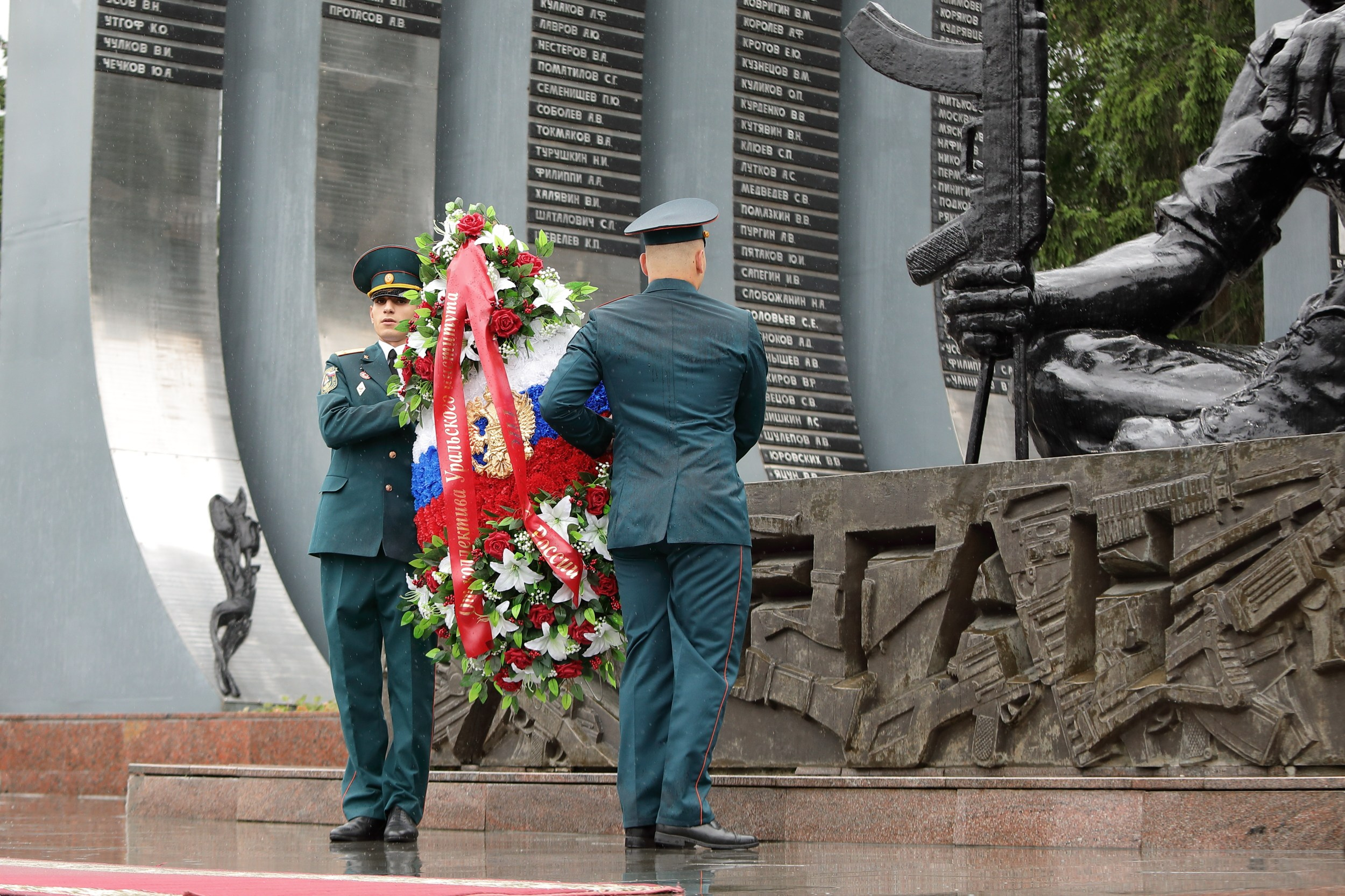 выпускники выпускной Уральский институт ГПС МЧС России несут венок