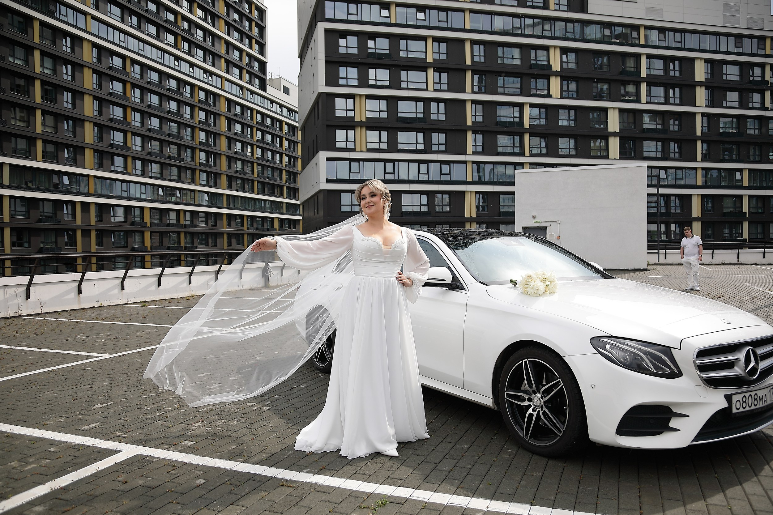 невеста возле свадебной машины