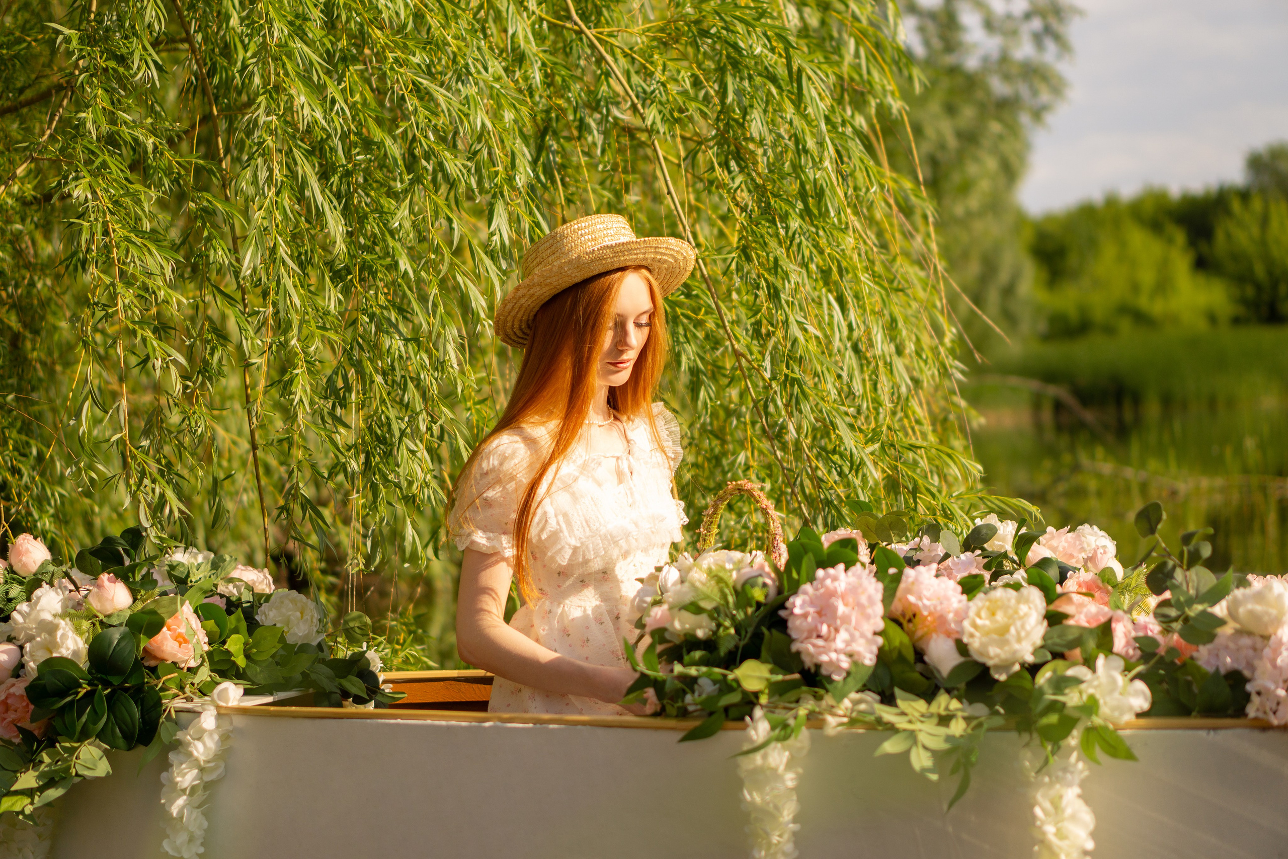 Фотосессия в лодке с цветами. Сафронова Елена Тольятти. Портретный и репортажный фотограф в Тольятти | Елена Сафронова