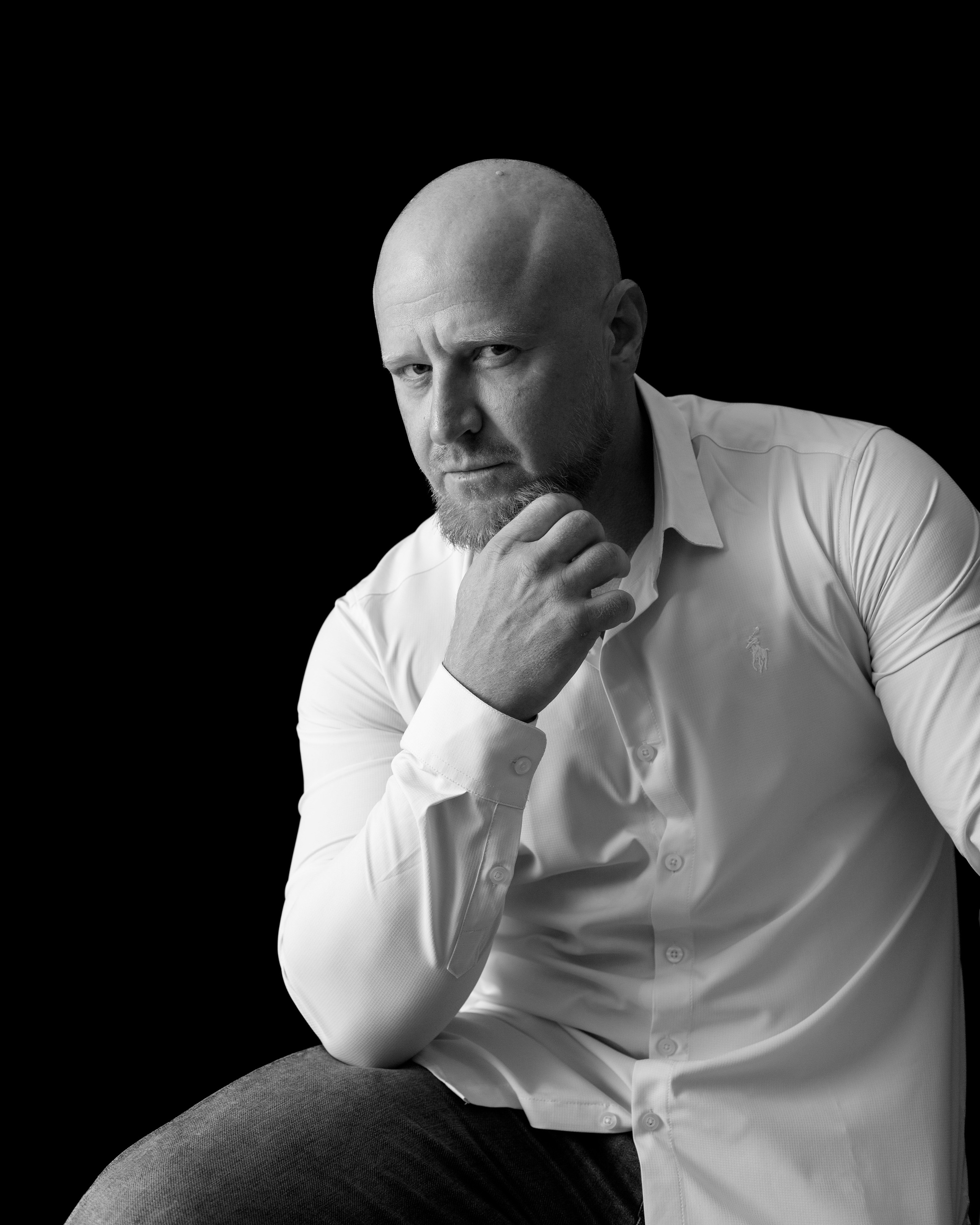 Мужская фотосессия в Новосибирске: запечатлею силу, харизму и стиль делового мужчины. Фотограф Ольга Баранова