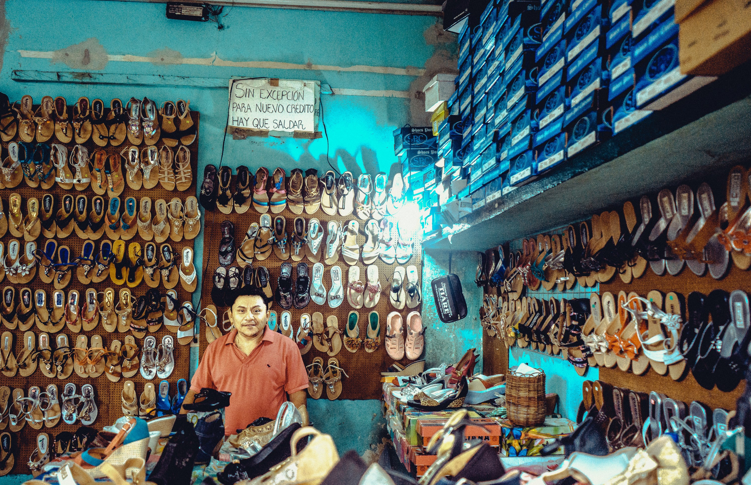 Продавец обуви на рынке в Мексике.