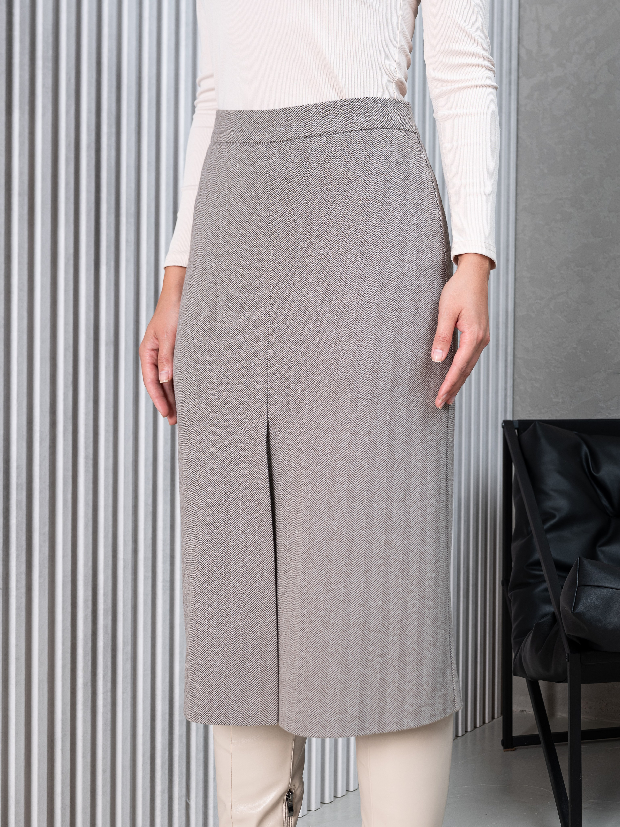 Юбки классика серый фон+интерьер. Предметный фотограф, фото для маркетплейсов Пятигорск, КМВ