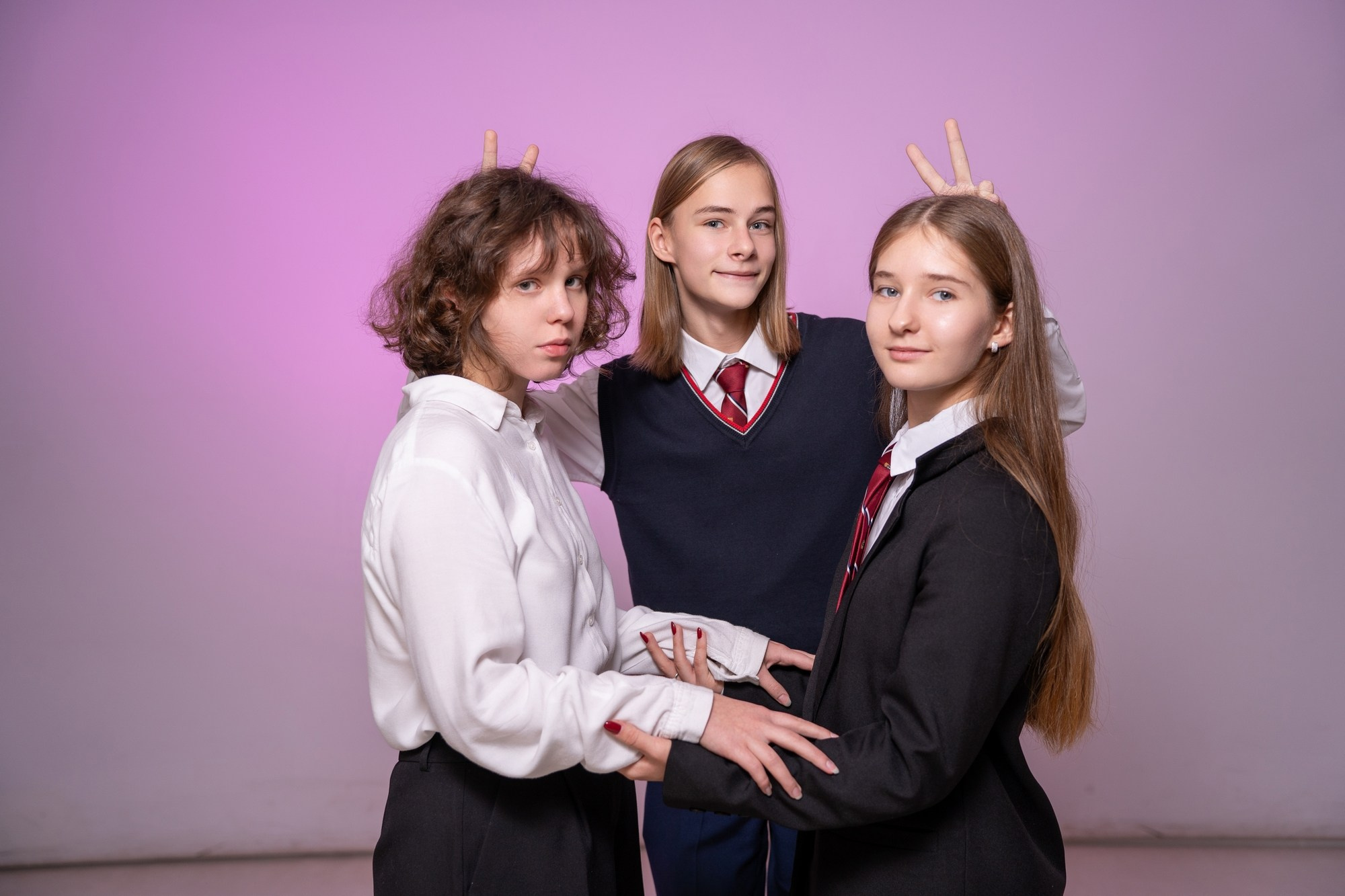 Фотосессия в школе с цветными фильтрами. СИГМА | Студия выпускных альбомов Красноярск