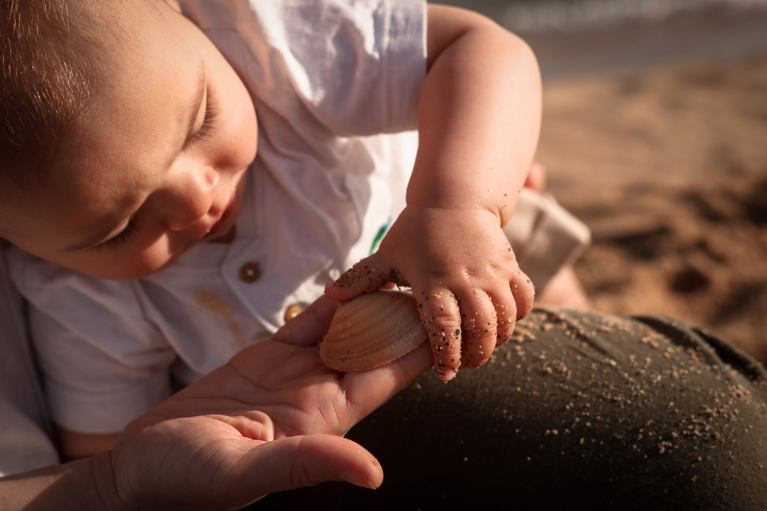 Family pizza at the sea. Natalia Zhuravleva|family, newborn, maternity photographer in Barcelona