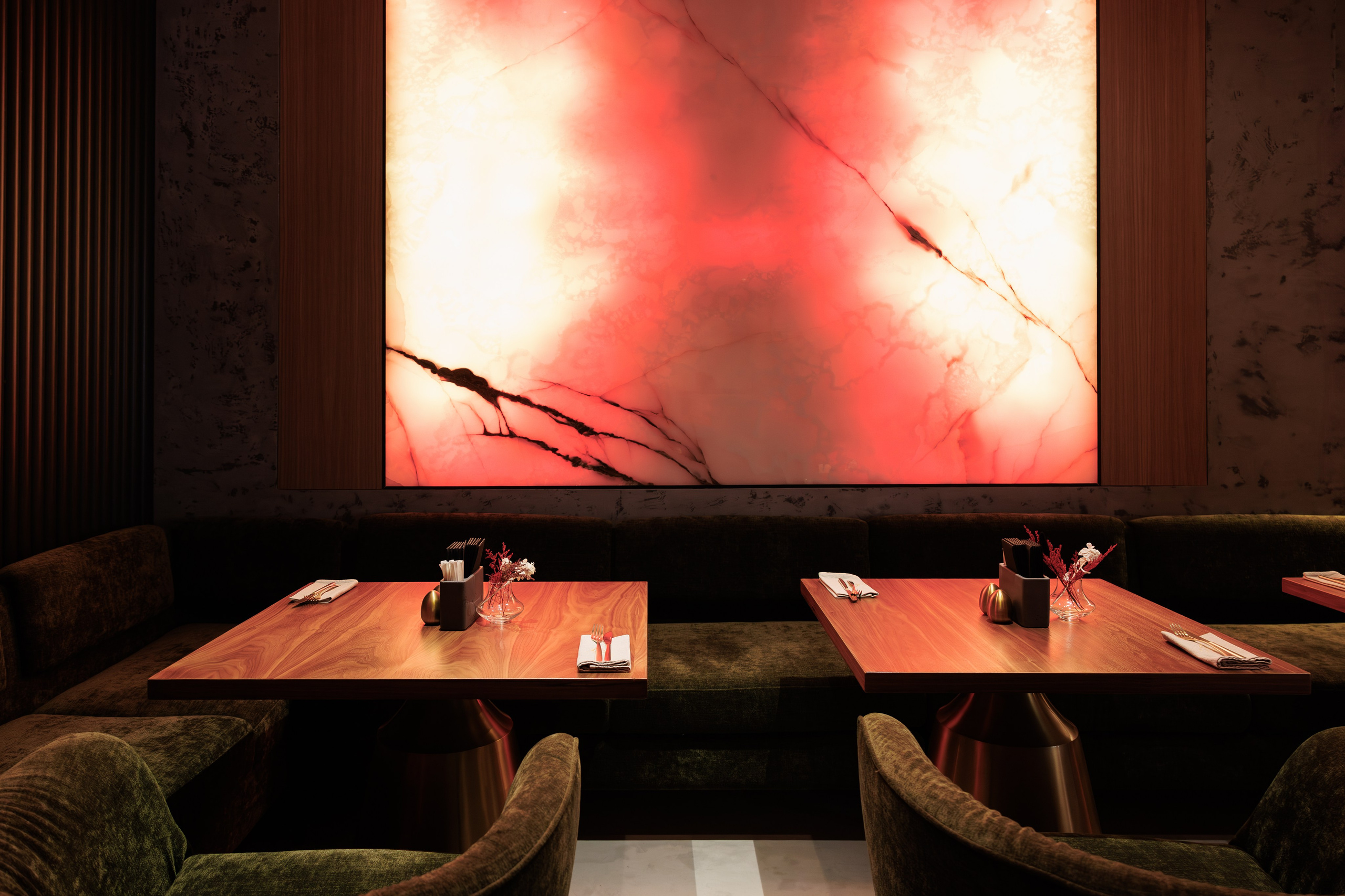 Фотограф для интерьерной съемки ресторана. Контент для бизнеса в Екатеринбурге Полдень Медиа