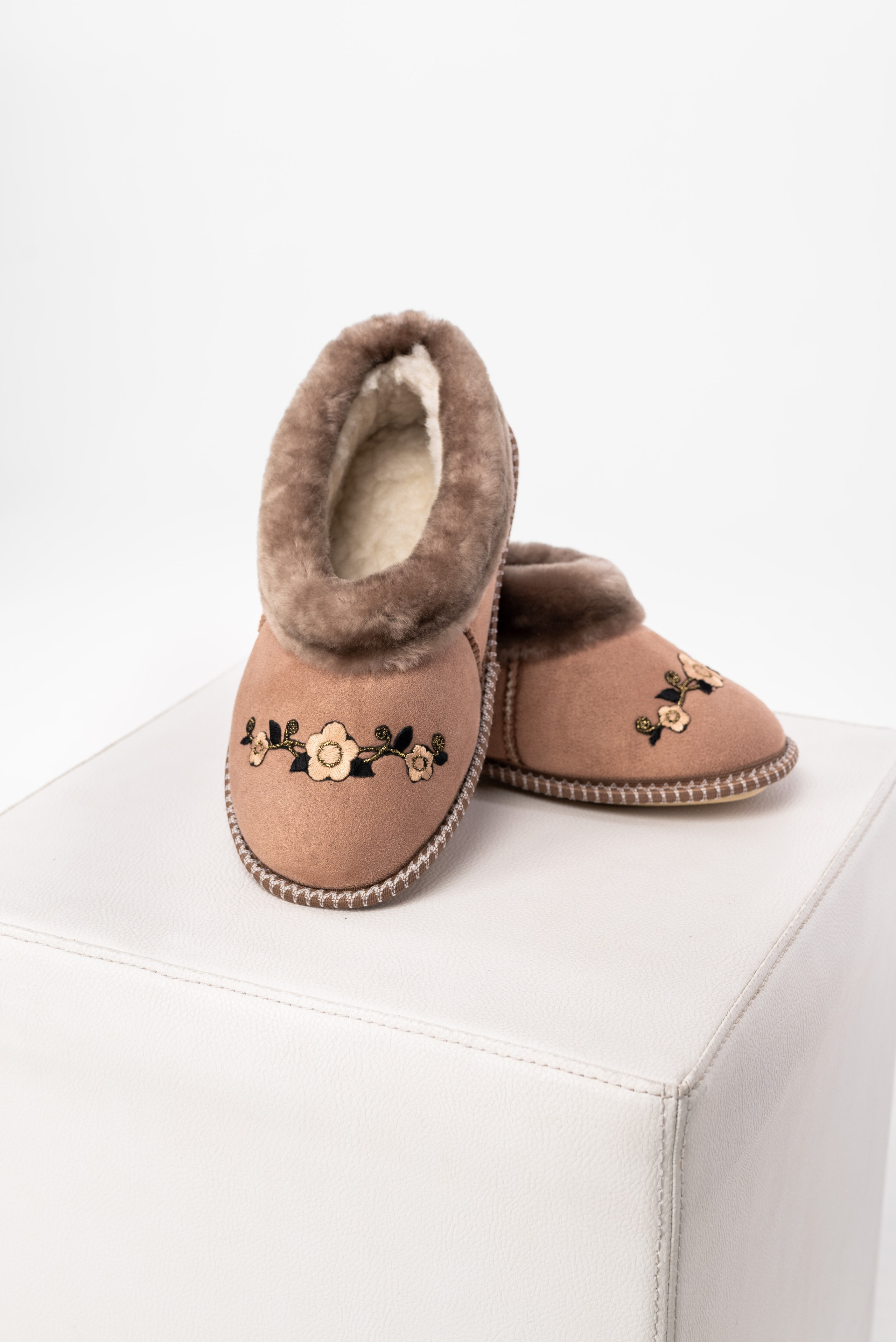 Тапочки и чуни. Предметный фотограф, фото для маркетплейсов Пятигорск, КМВ