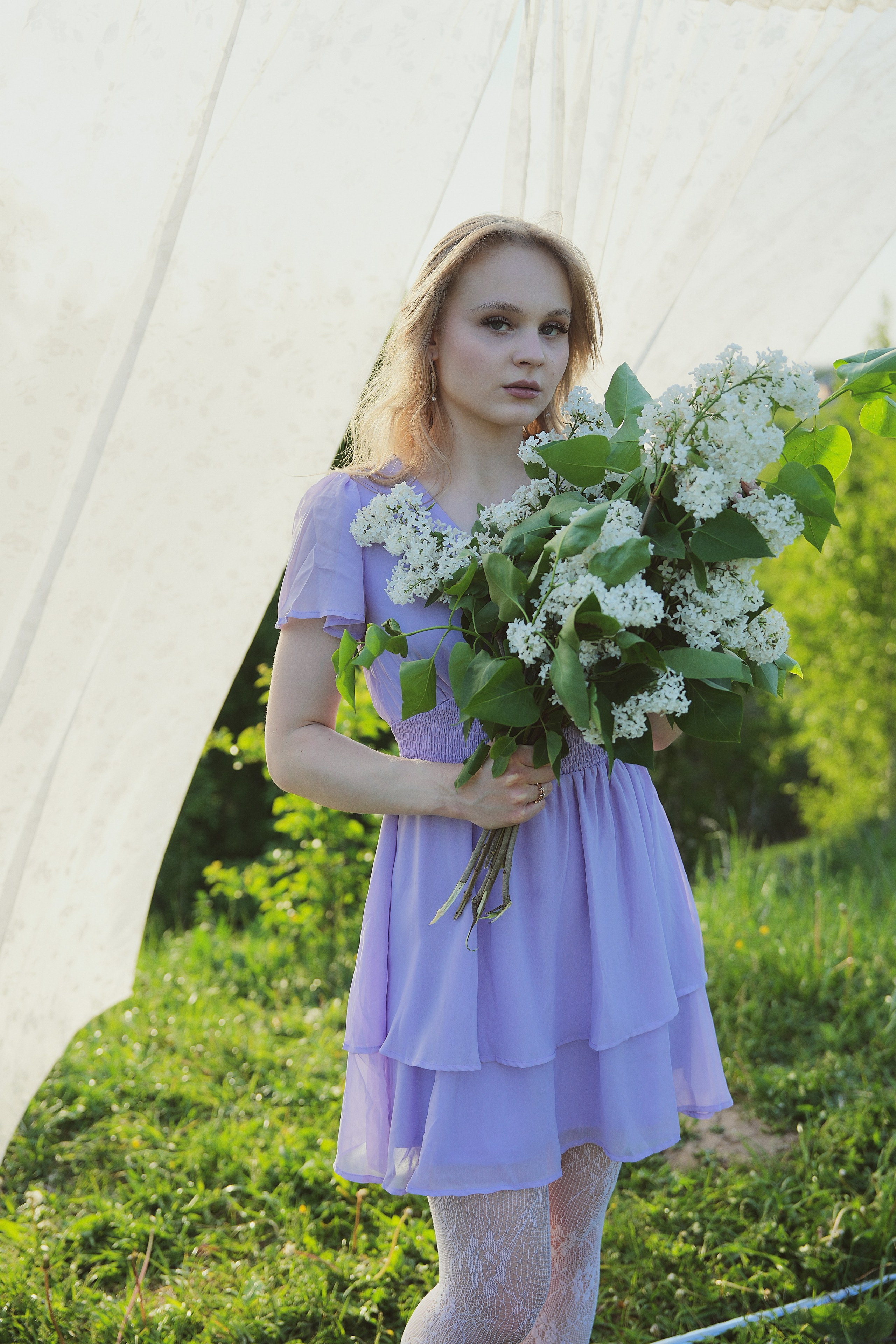 Съемка Кати в контровом свете с белой сиренью. Фотограф Светлана Боровикова в Домодедове