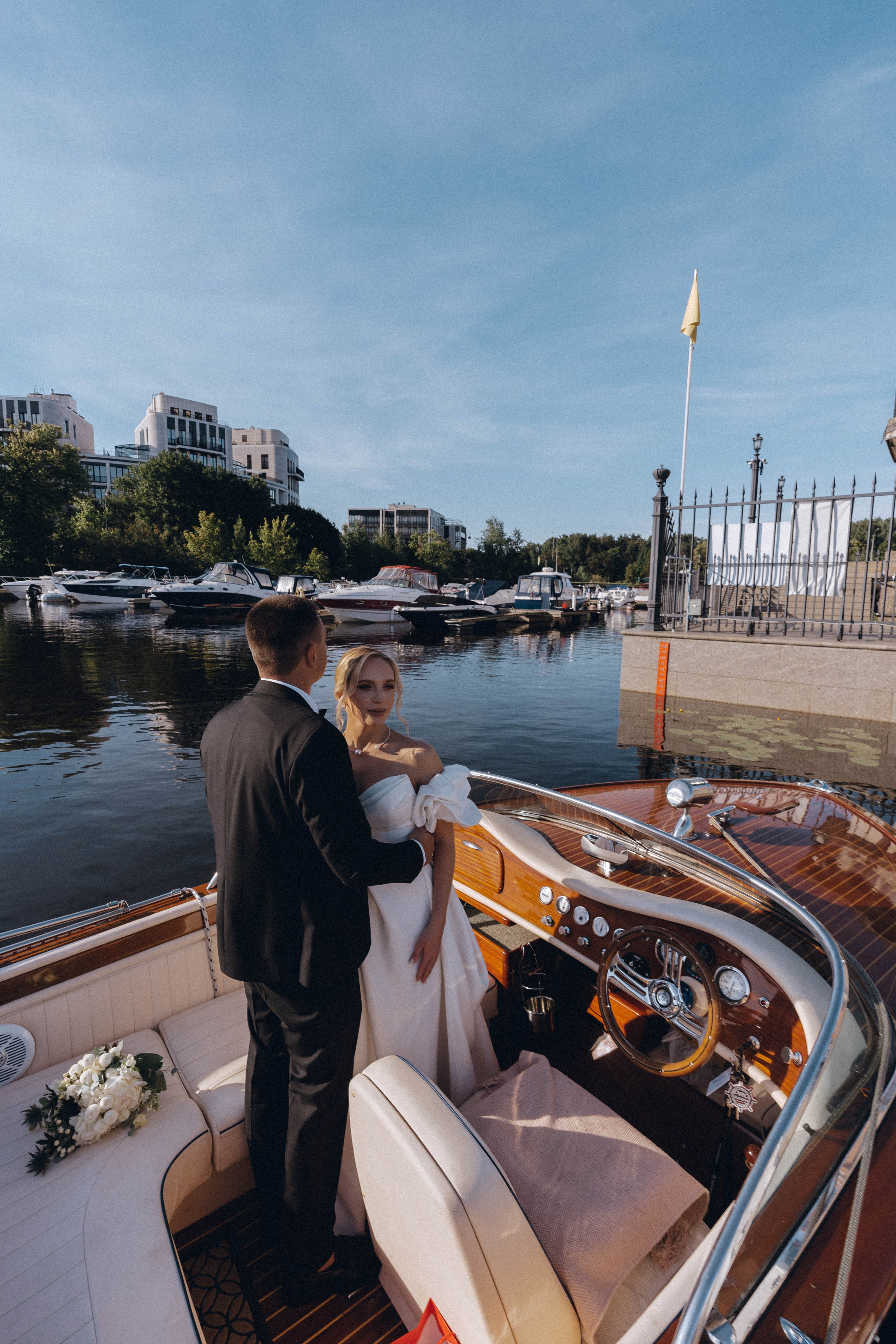 СВАДЕНБНАЯ СЬЕМКА НА КАТЕРЕ ПО КАНАЛАМ САНКТ-ПЕТЕРБУРГА И В АКВАТОРИИ НЕВЫ. Профессиональный фотограф, Санкт-Петербург — Виктория Богомолова