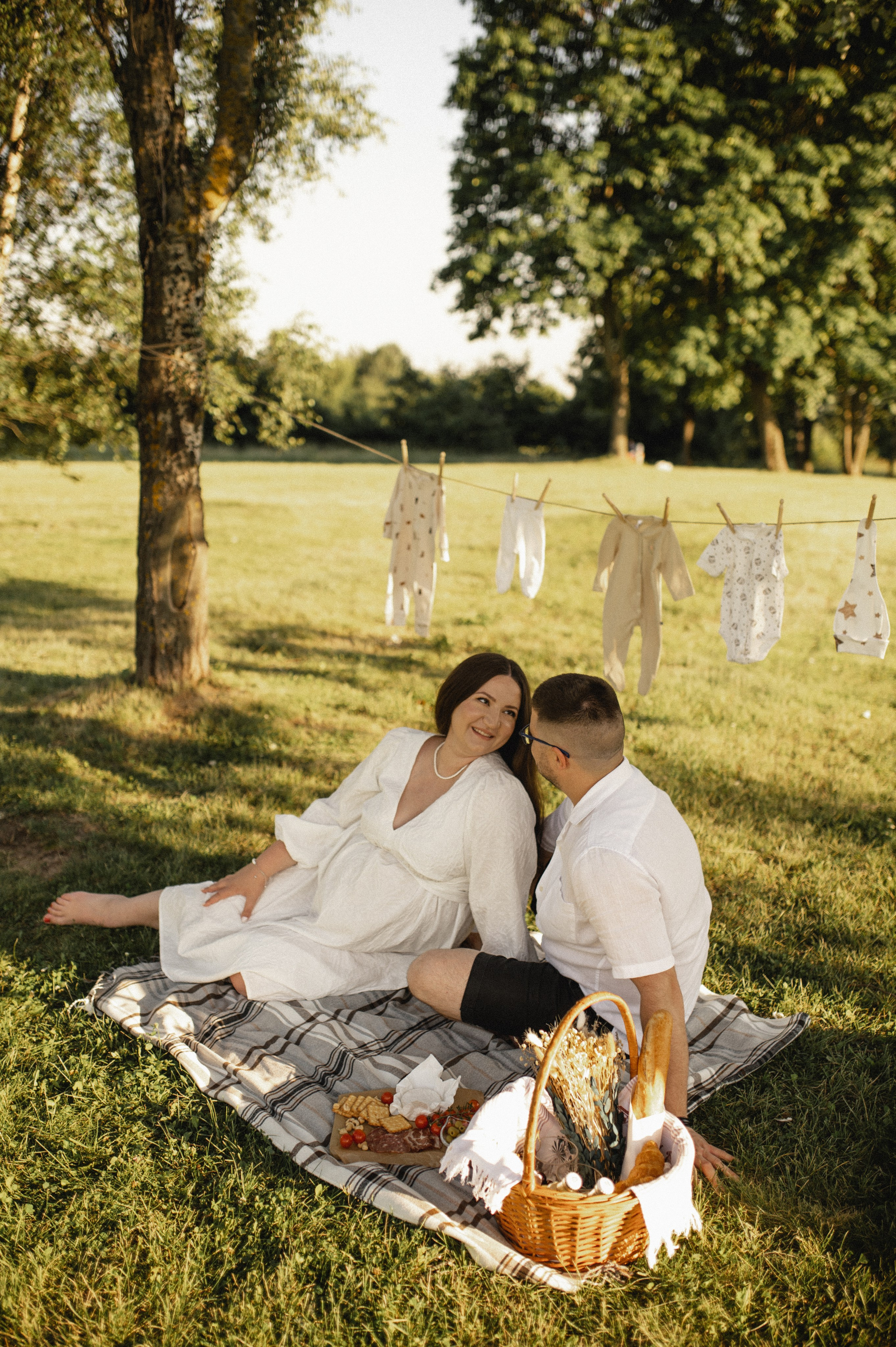 Фотосессия беременности на природе в парке Москвы. Семейная фотосессия Бутово Москва фотограф Алина Морщагина