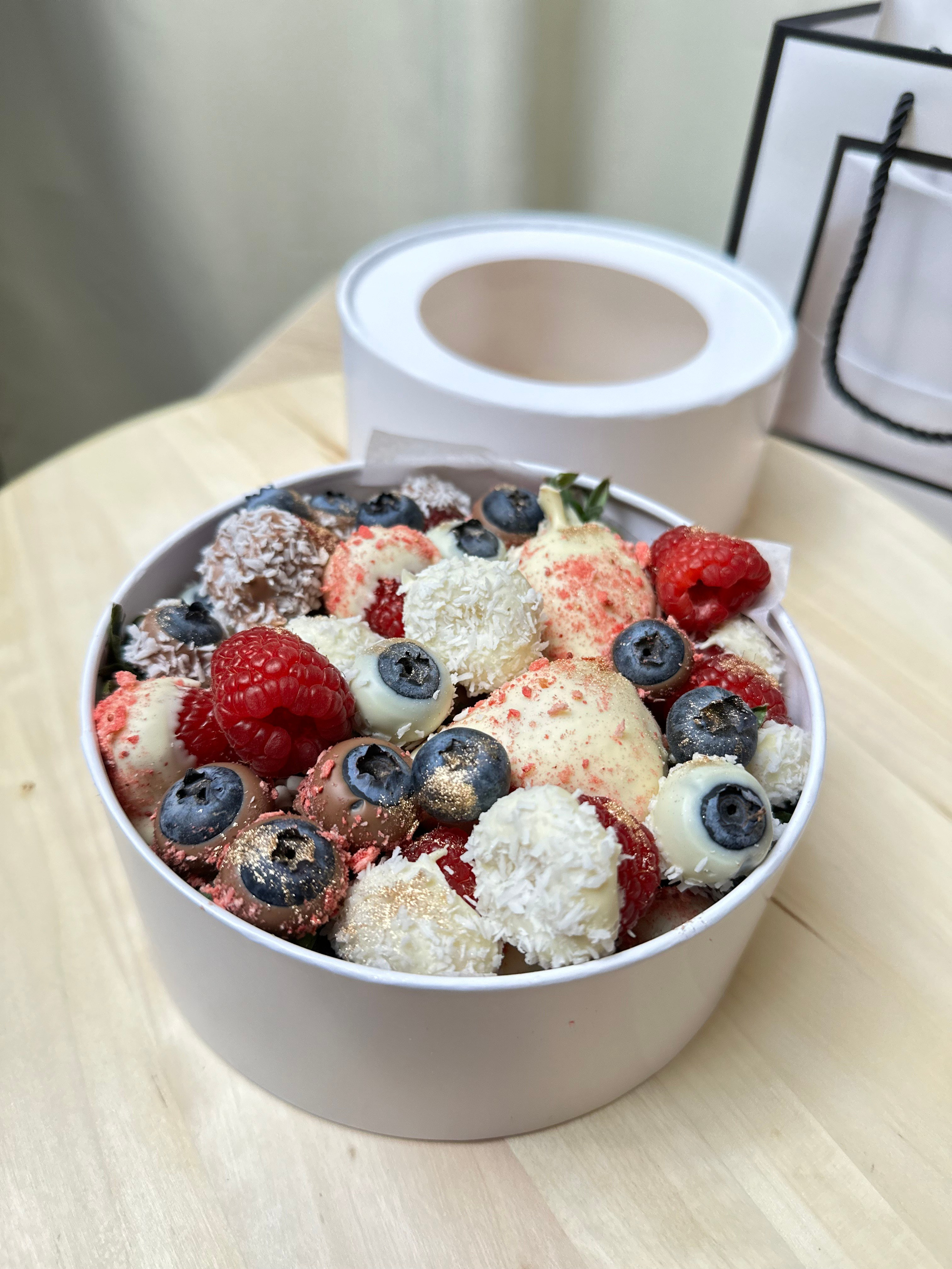 Ягоды в шоколаде. Выездной кейтеринг, съедобные букеты, торты и сладости на заказ