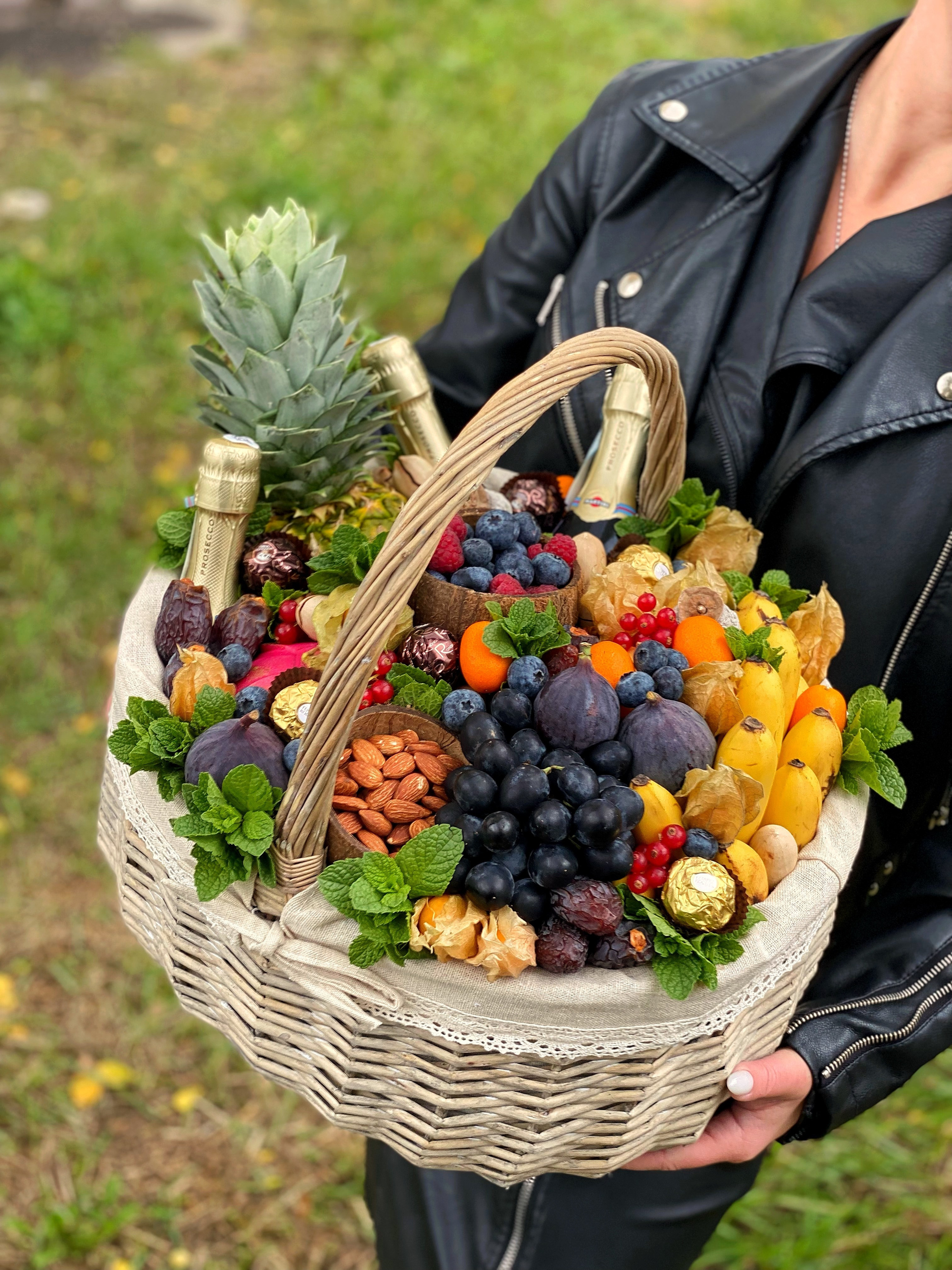 Корзины. Выездной кейтеринг, съедобные букеты, торты и сладости на заказ