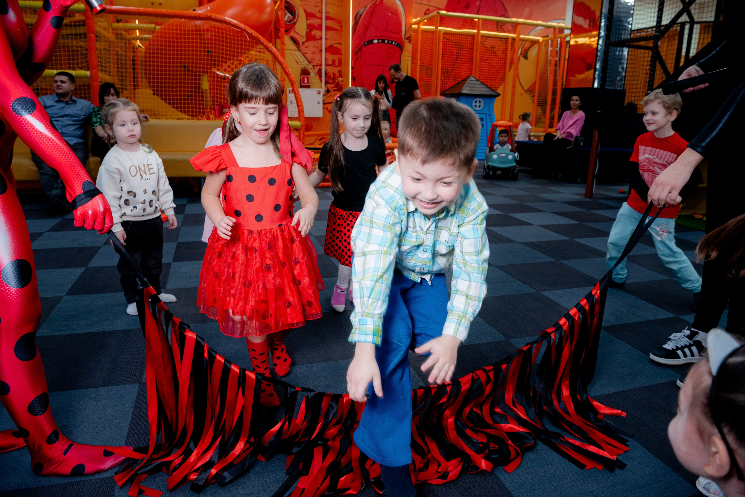 ДР в Локо Мотив Аниматоры Леди Баг. Фотограф в Волгограде и Волжском Александр Горбань
